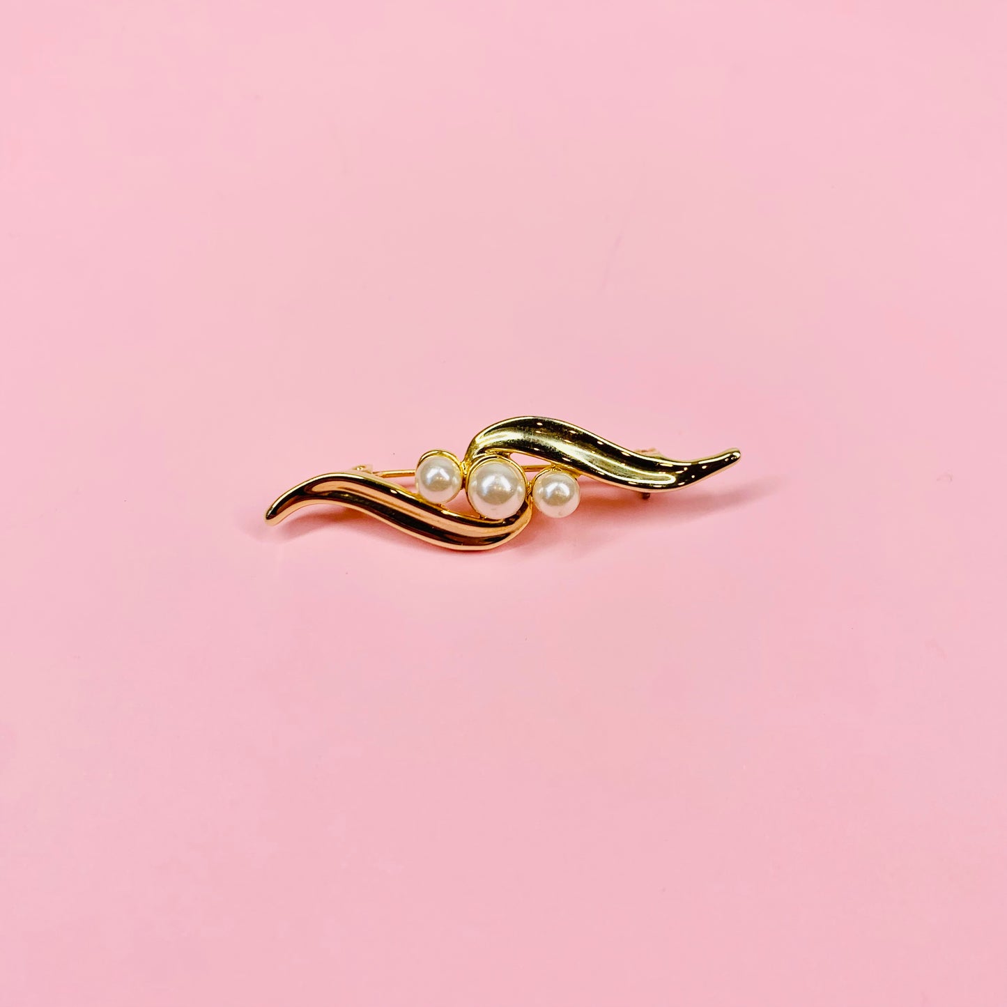 1960s Avon triple plated gold pearl wave brooch
