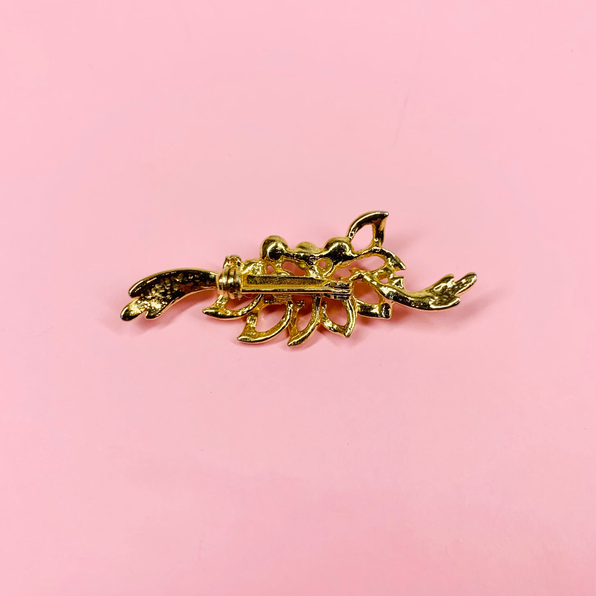 1950s Avon triple plated gold brooch with pearl ribbon