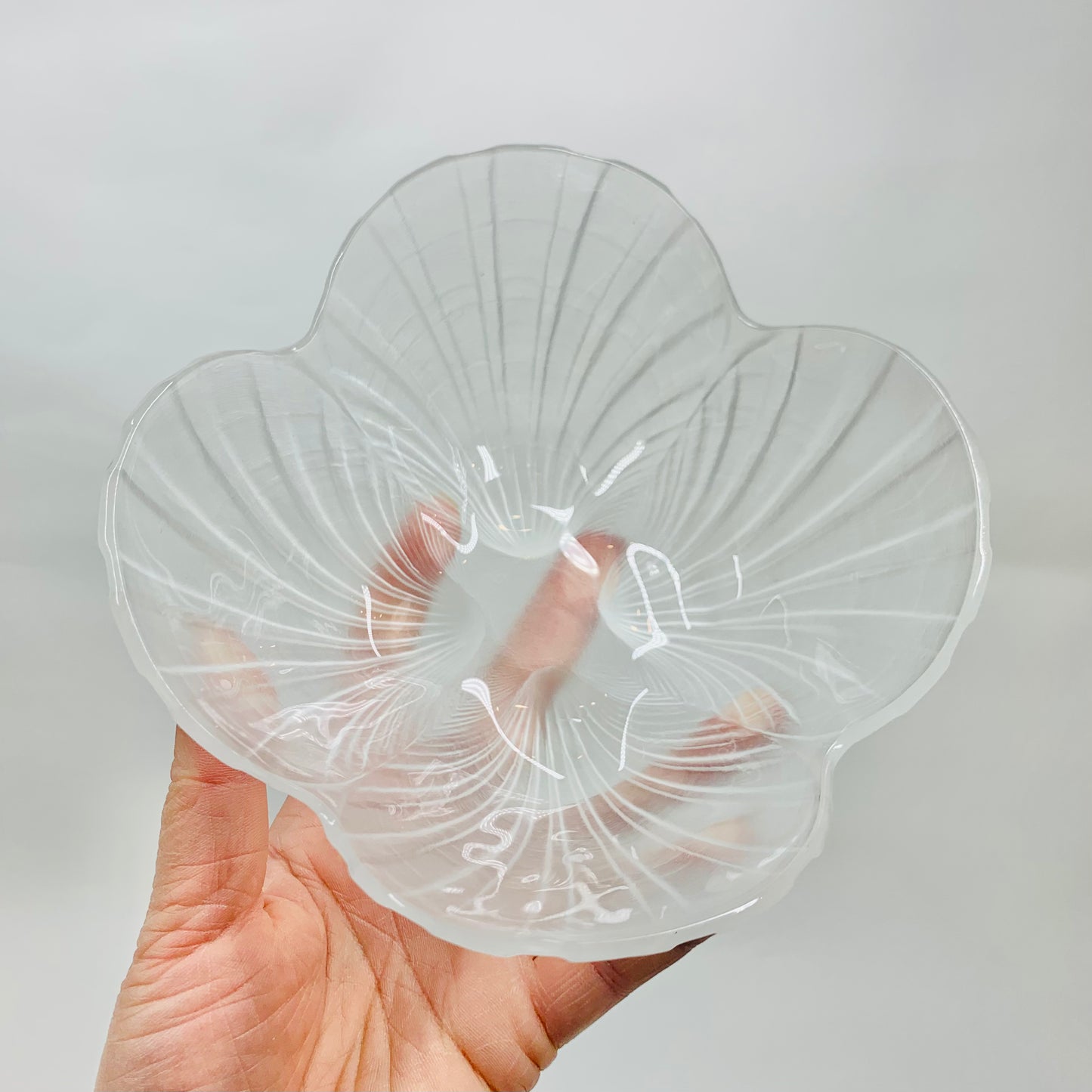 SMALL GLASS SHELL BOWL