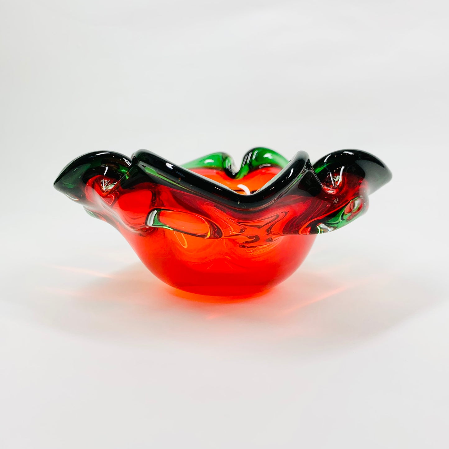 Large 1970s Japanese red ombré petal glass ashtray with green rim