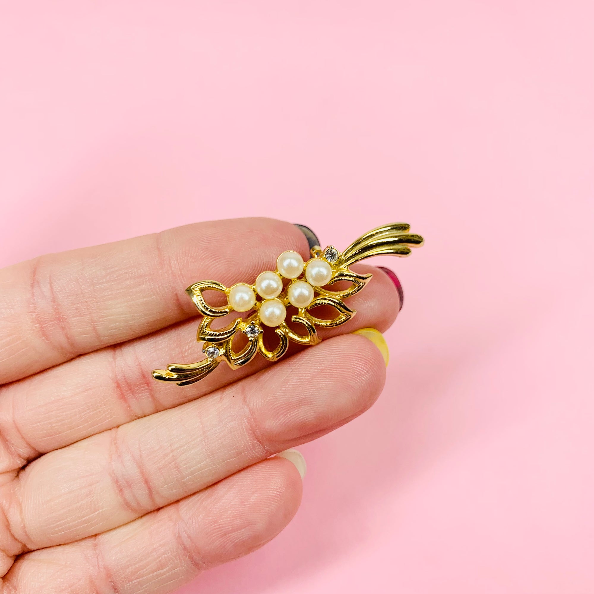 1950s Avon triple plated gold brooch with pearl ribbon