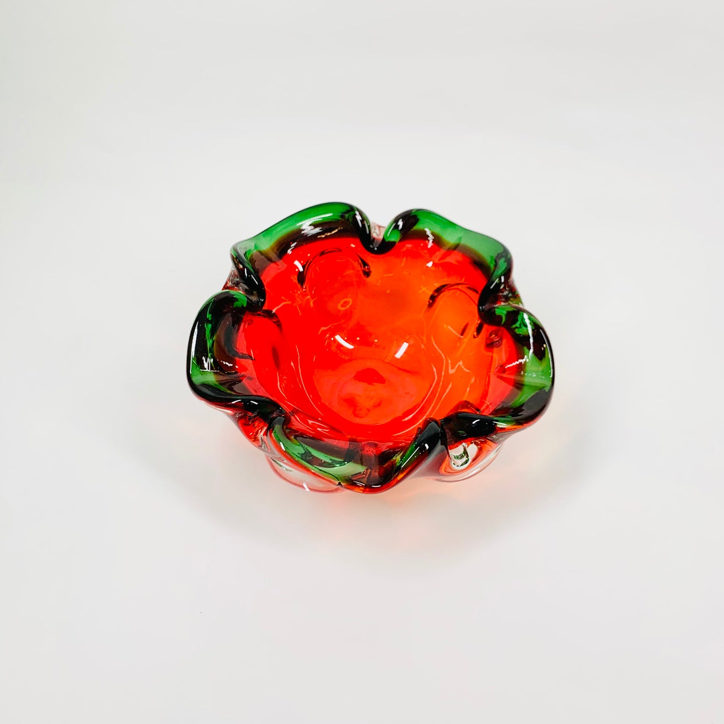 Large 1970s Japanese red ombré petal glass ashtray with green rim