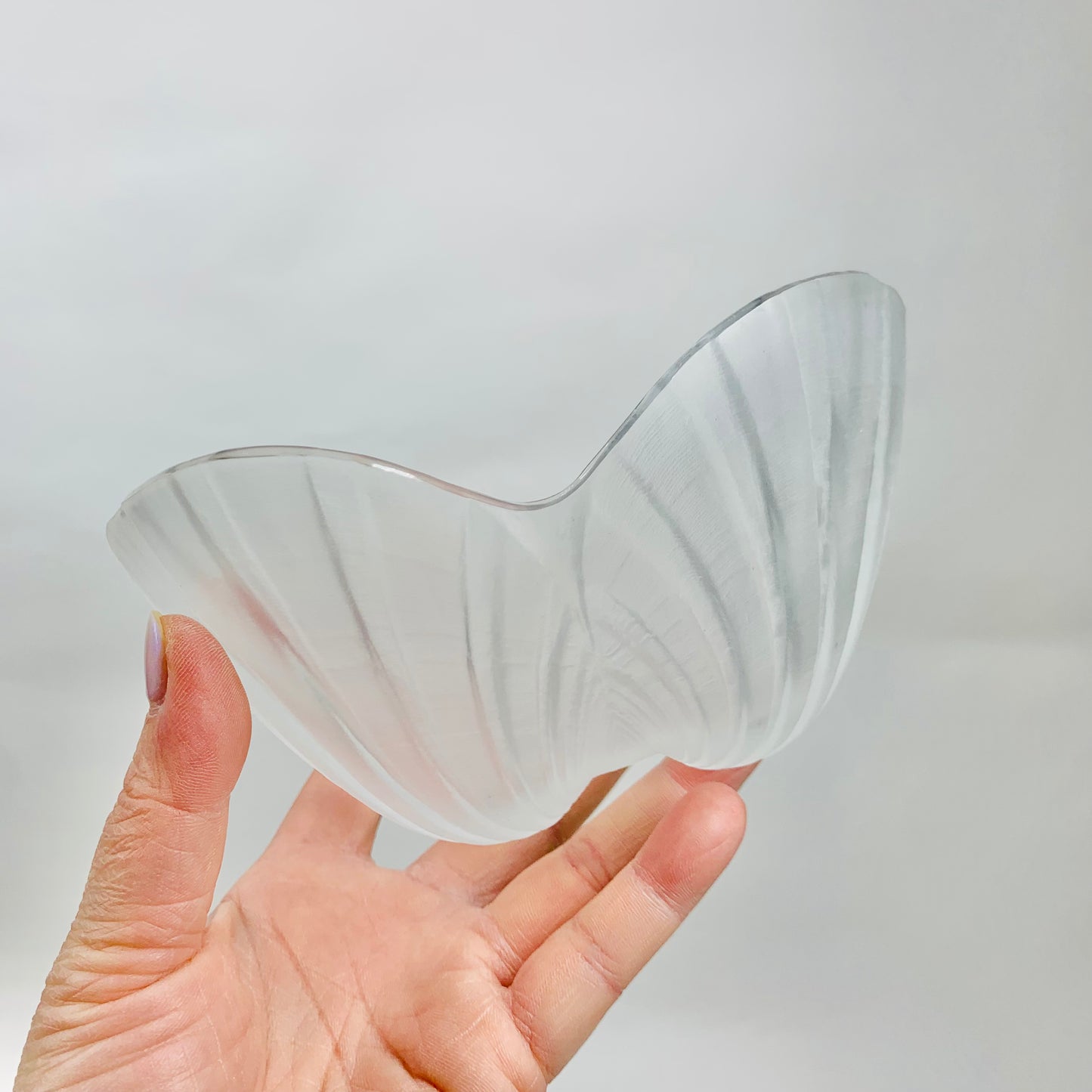 SMALL GLASS SHELL BOWL