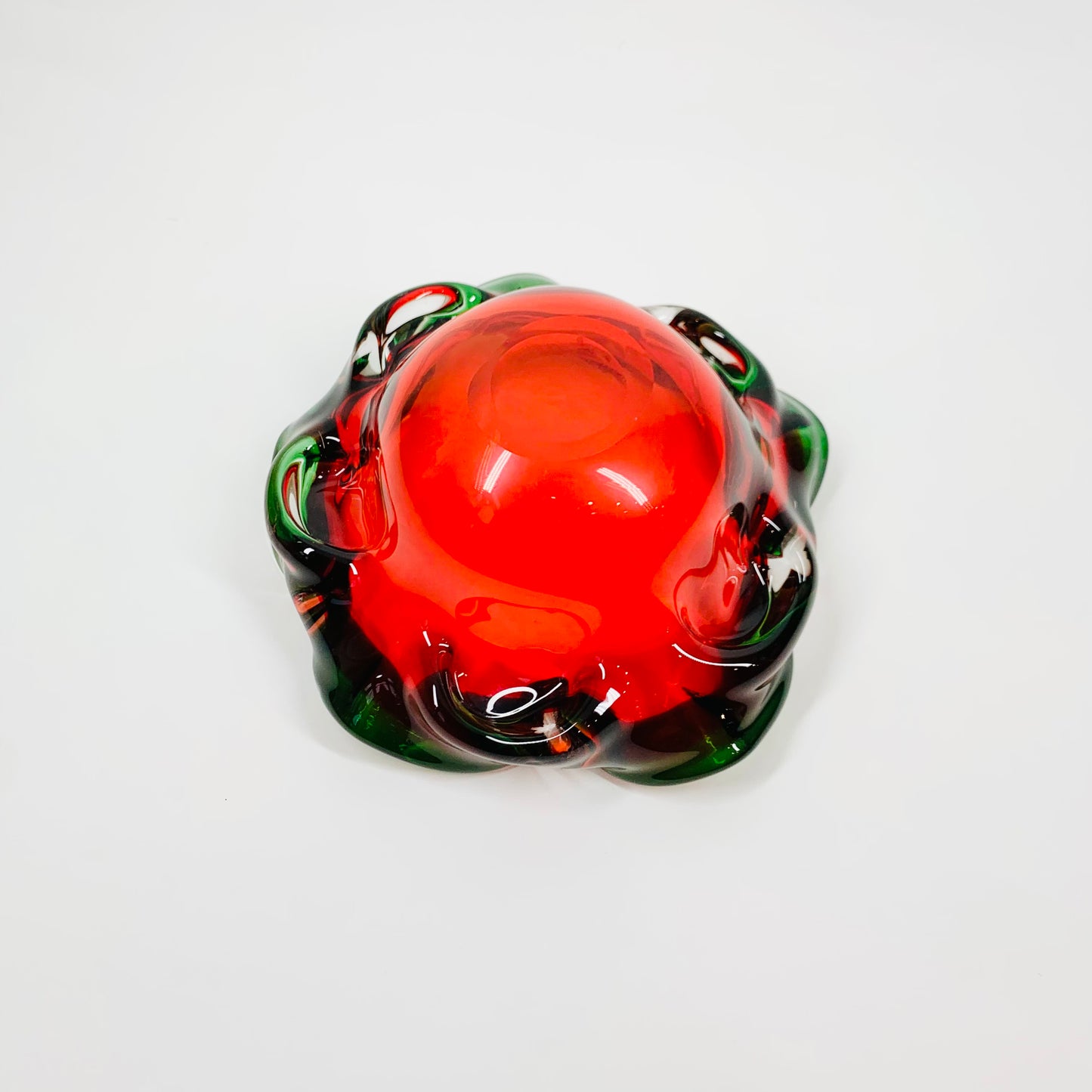 Large 1970s Japanese red ombré petal glass ashtray with green rim