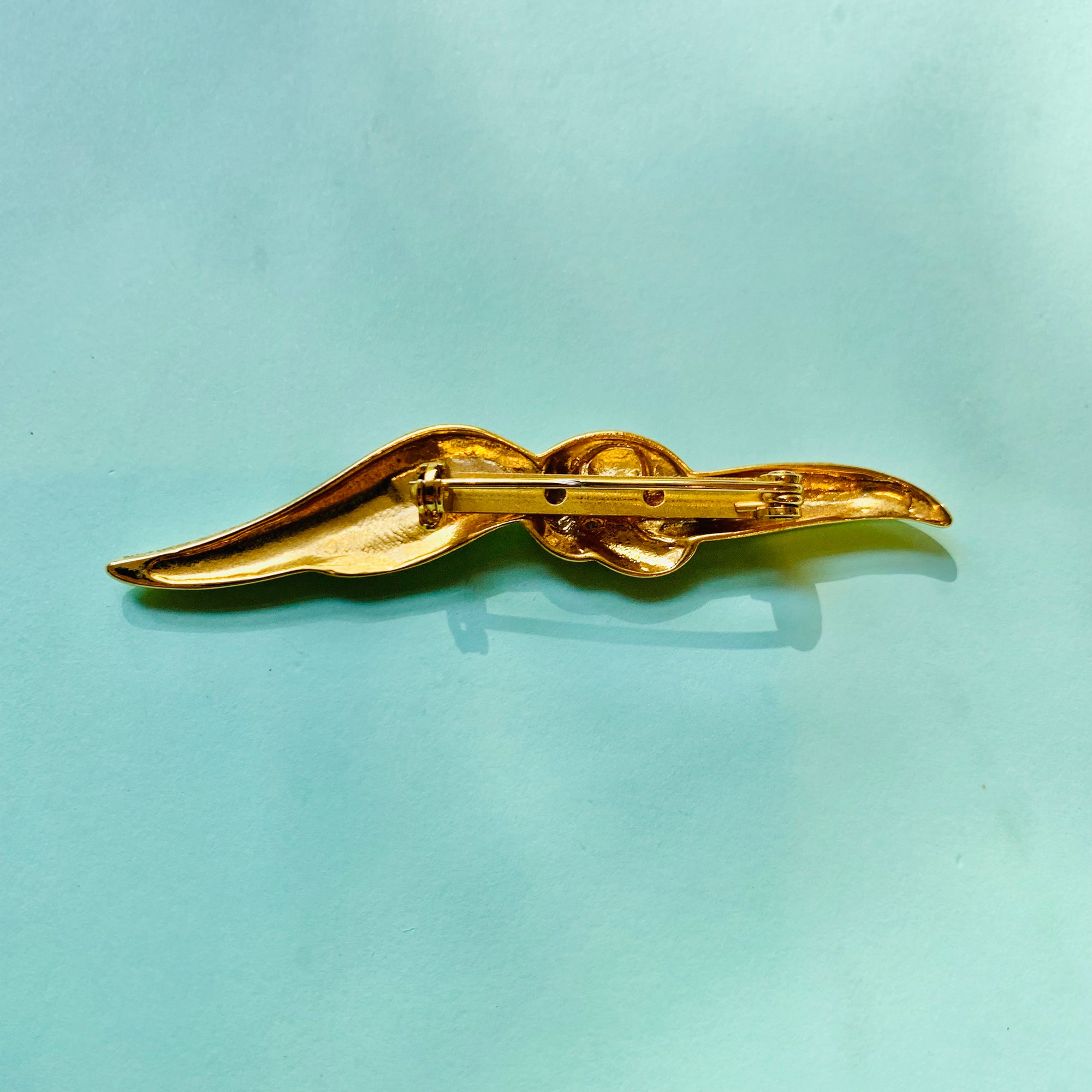 1970s French plated scarf ribbon brooch