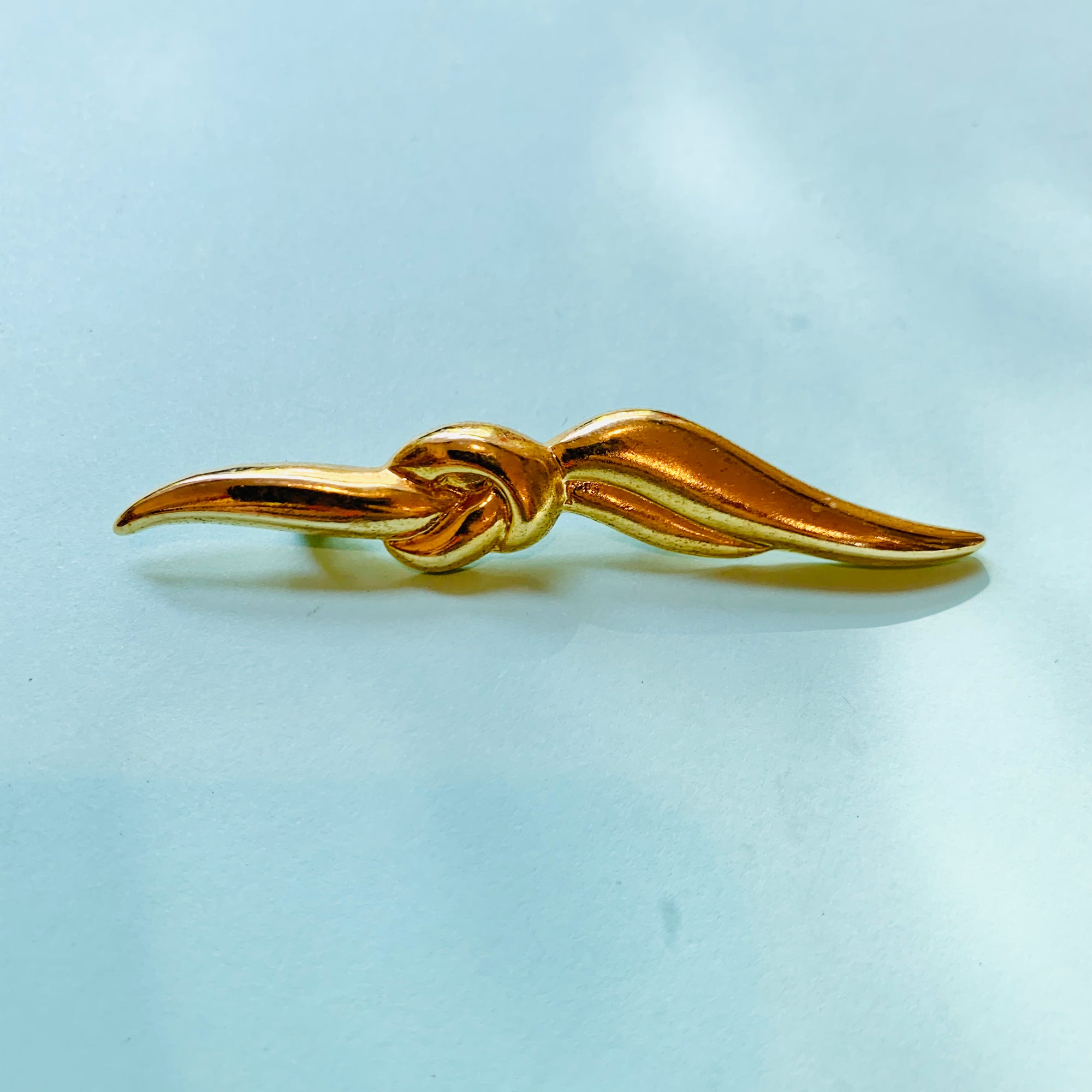 1970s French plated scarf ribbon brooch
