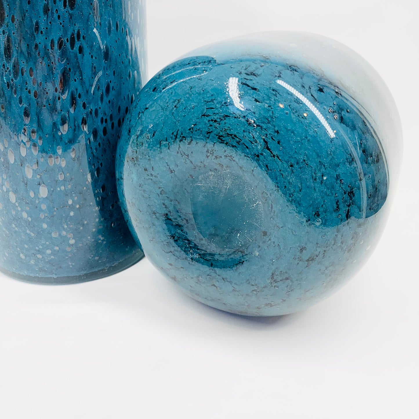 Stunning vintage blue mouth blown speckles art glass vase