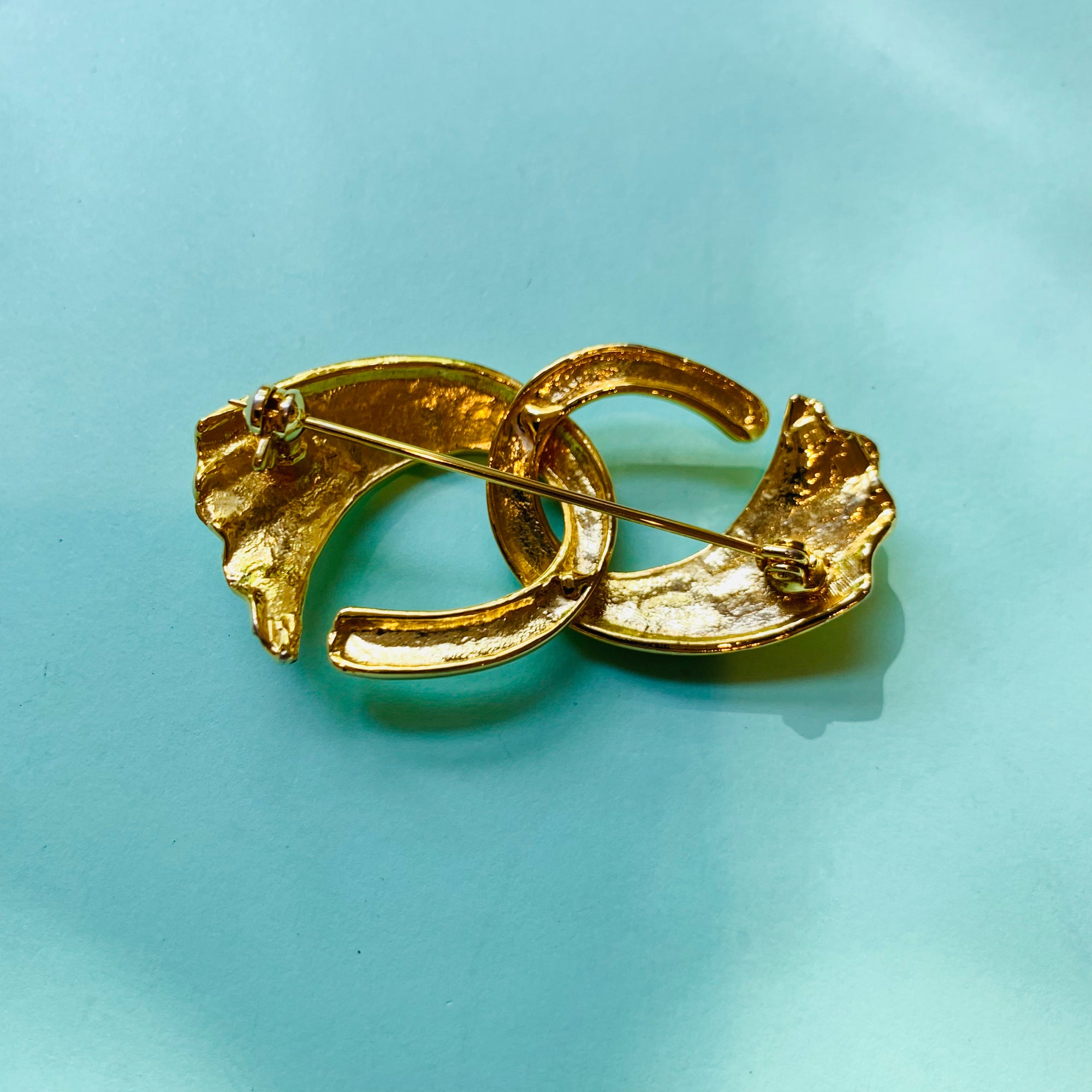1980s gold double scroll brooch
