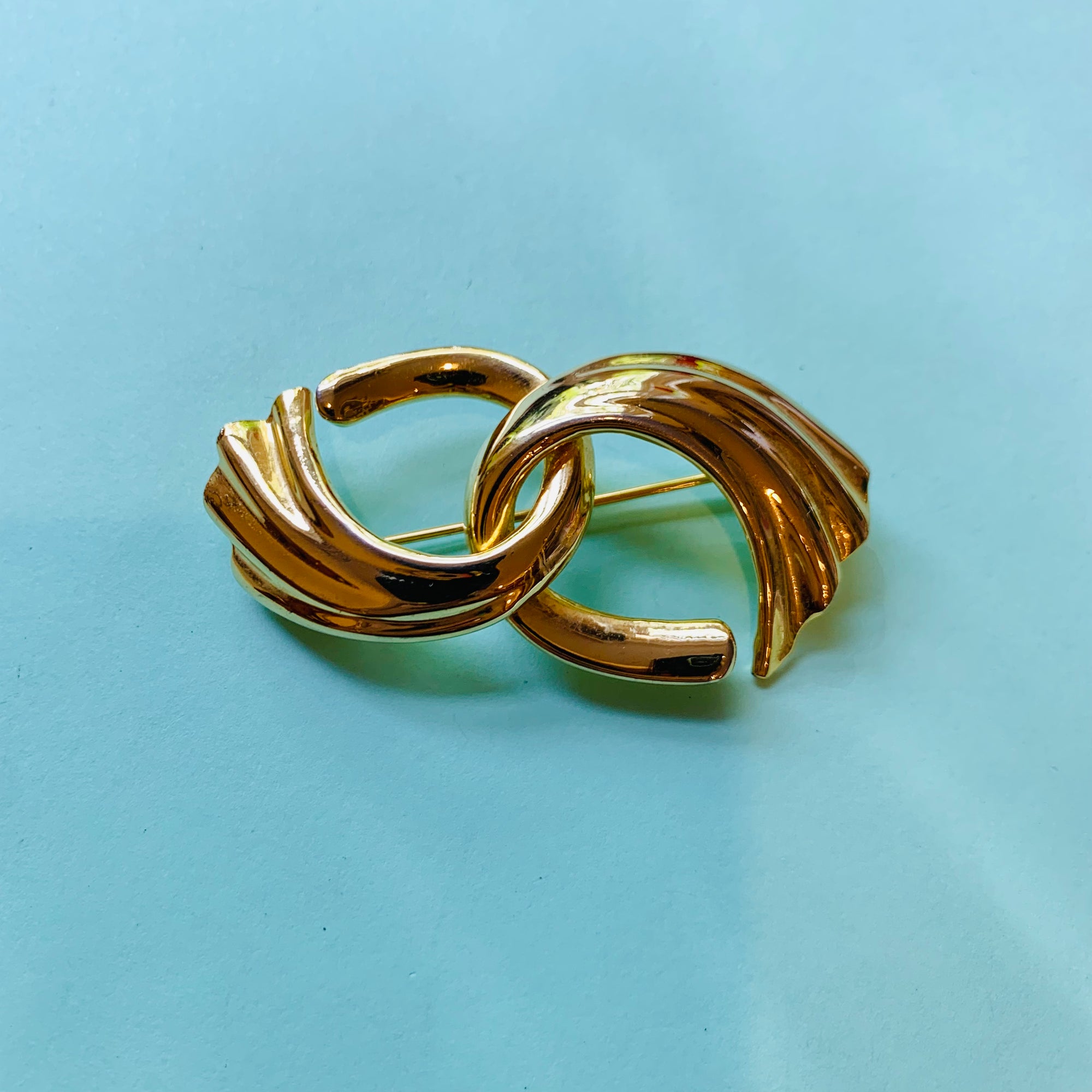 1980s gold double scroll brooch