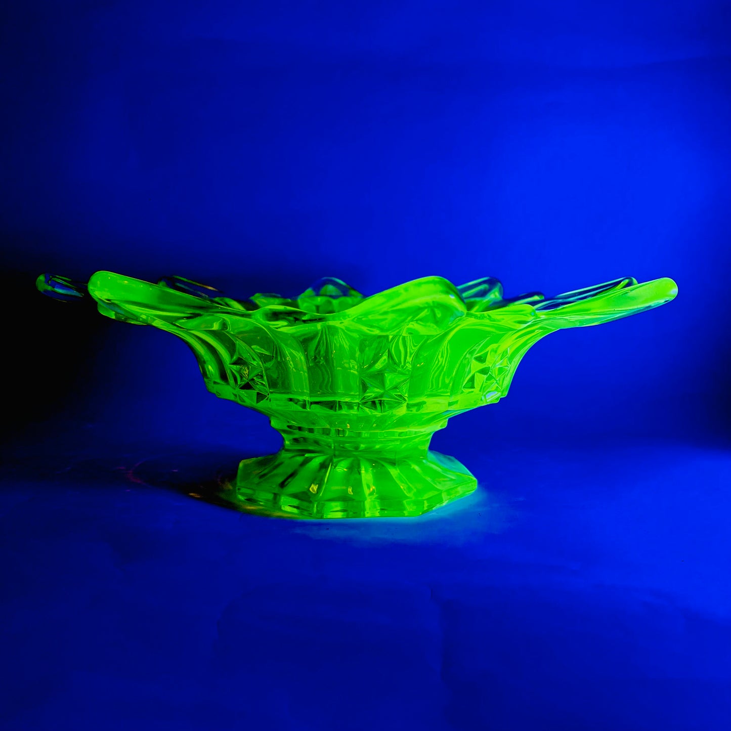 STARBURST URANIUM GLASS BOWL