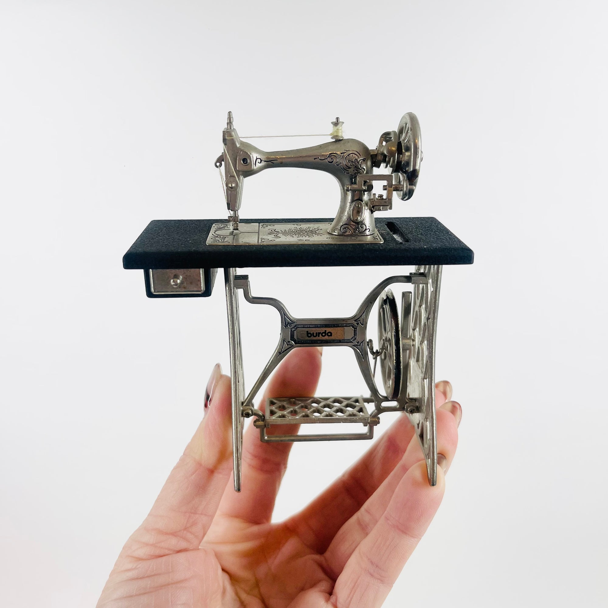 VINTAGE MINIATURE SEWING MACHINE