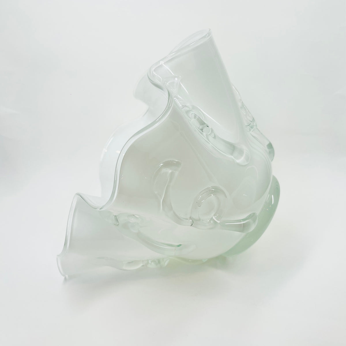 1960s MURANO CASED WHITE RUFFLE RIM HANDKERCHIEF GLASS VASE MILLEFIORI