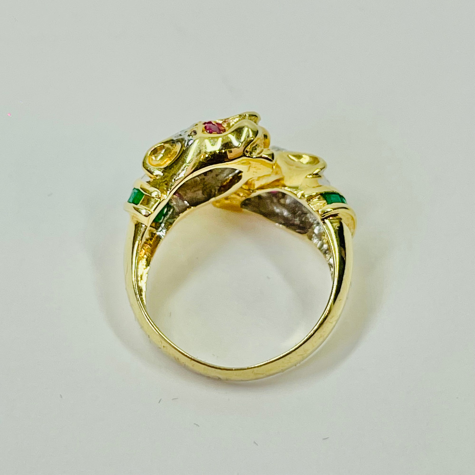 1950s 14K YELLOW GOLD DIAMOND EMERALD DOUBLE PANTHER HEADS RING WITH RUBY EYES