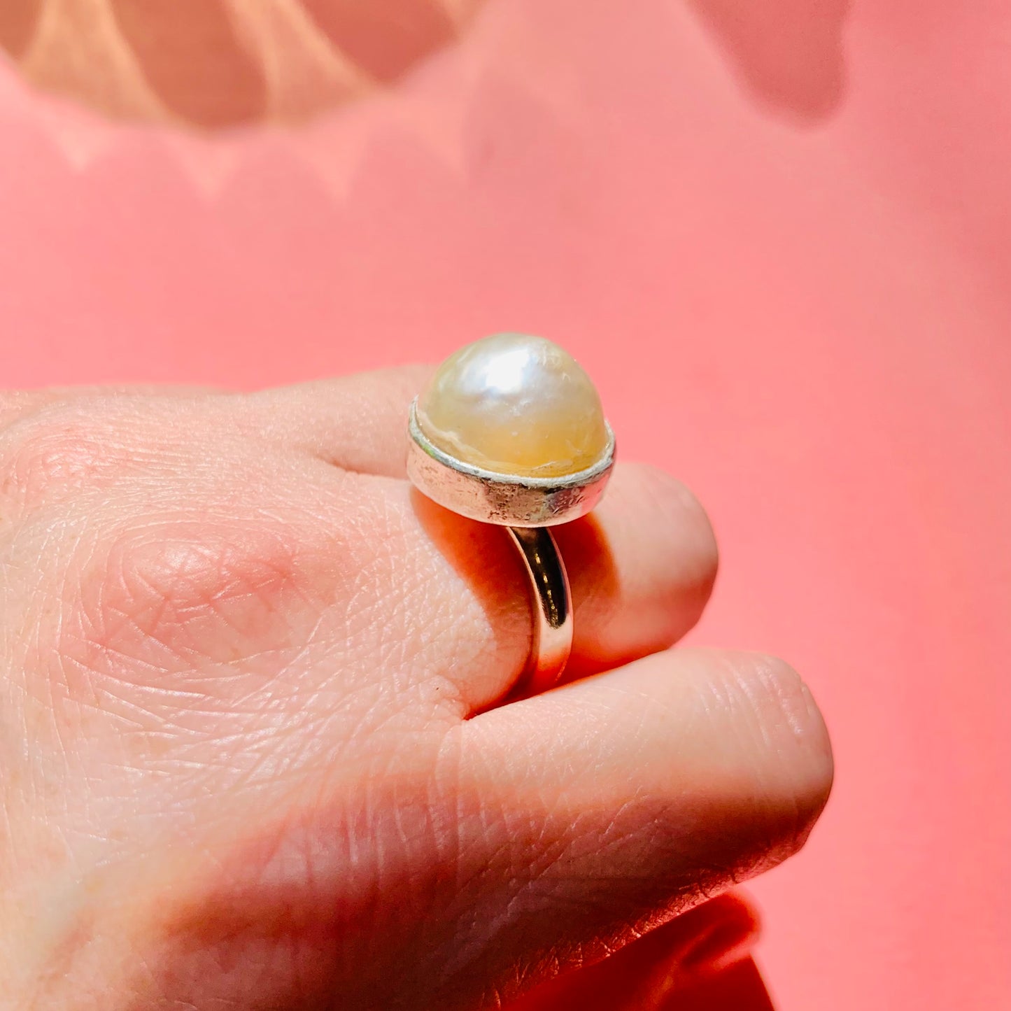 60s MODERNIST STATEMENT SILVER RING WITH BEZEL PEARL