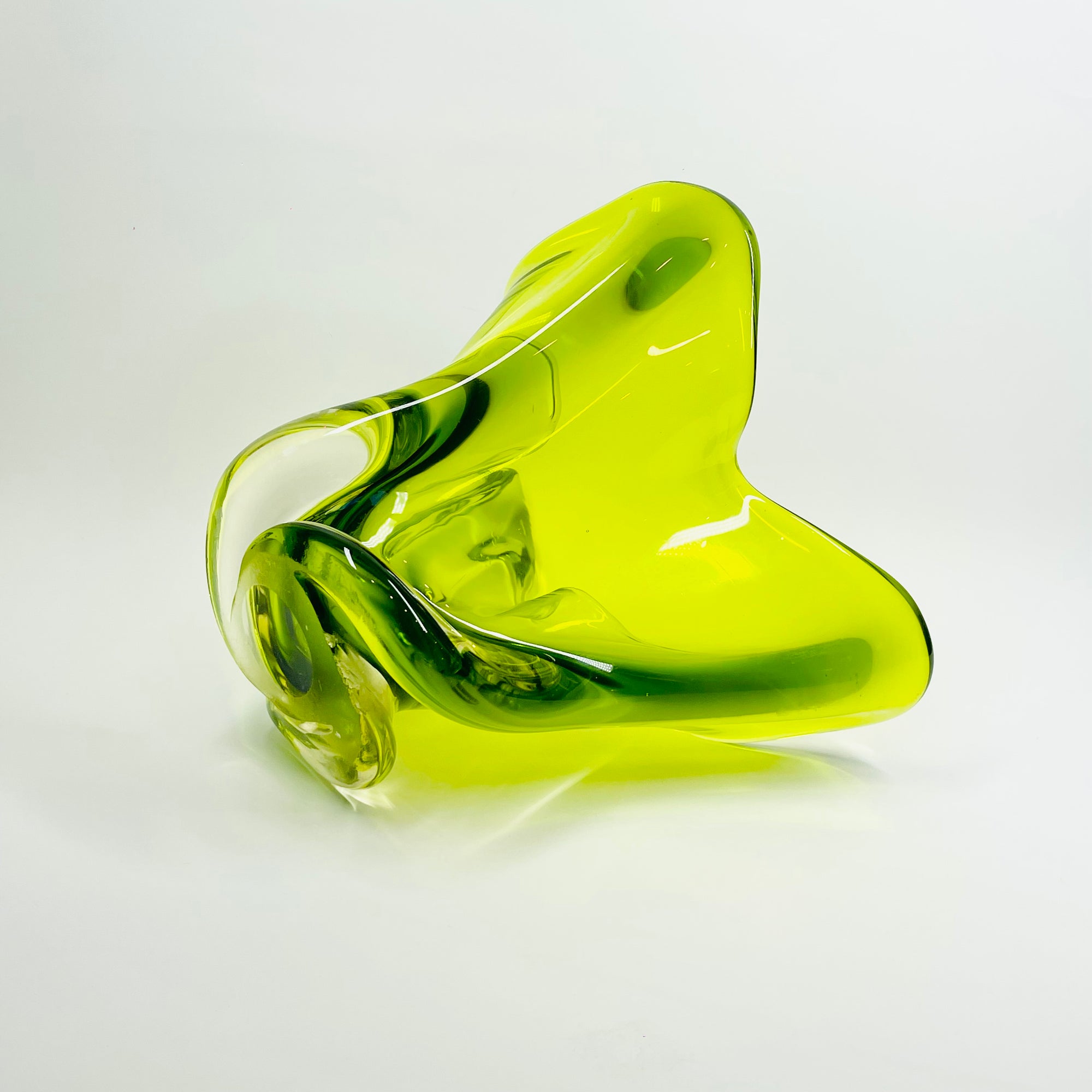 1970s JAPANESE GREEN SOMMERSO GLASS HANDKERCHIEF VASE/BOWL