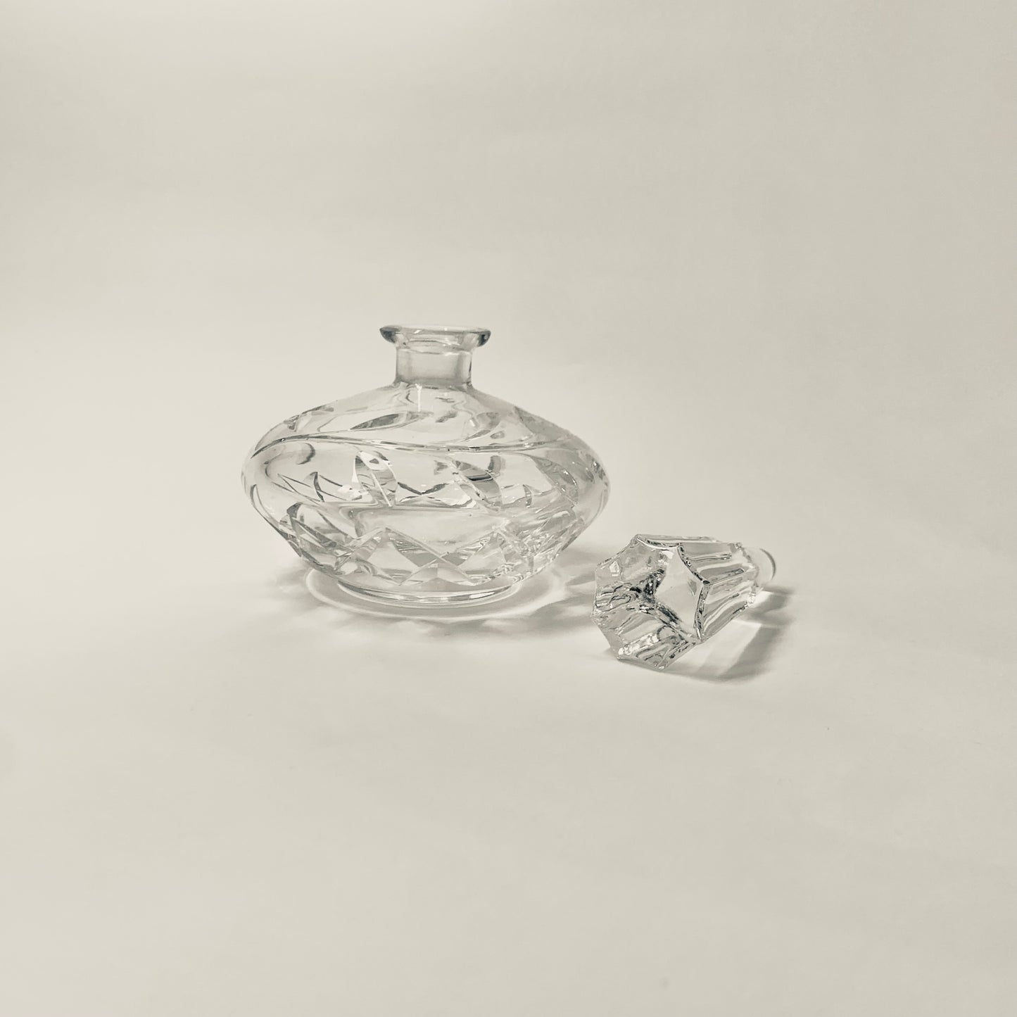 VINTAGE CUT CRYSTAL PERFUME BOTTLE