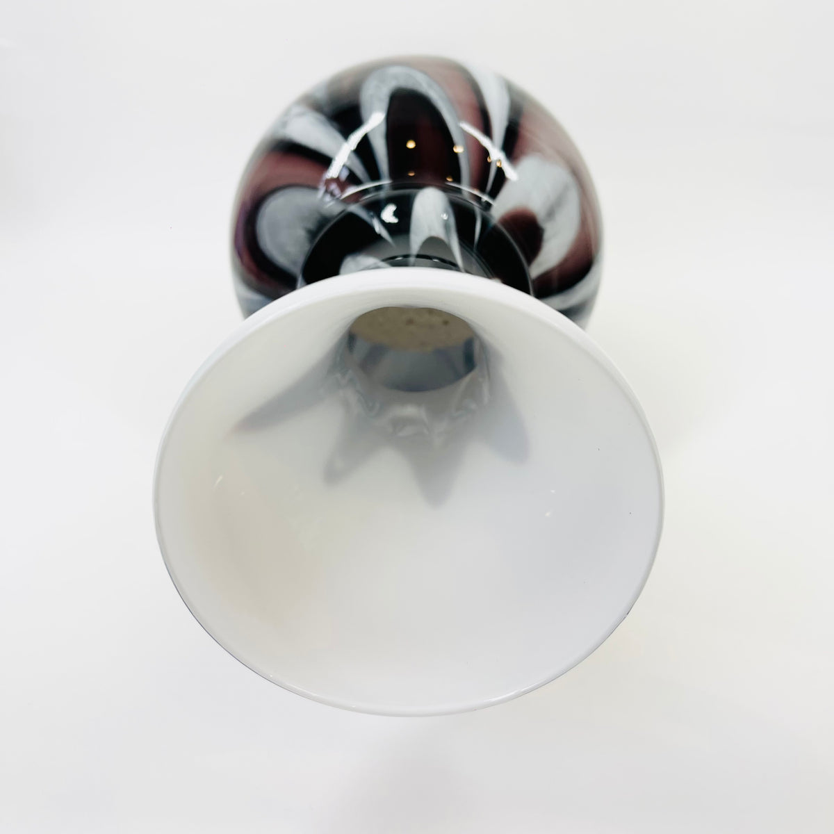 LARGE 1960s ITALIAN EMPOLI CASED WHITE GLASS VASE WITH BLACK AMETHYST SWIRLS