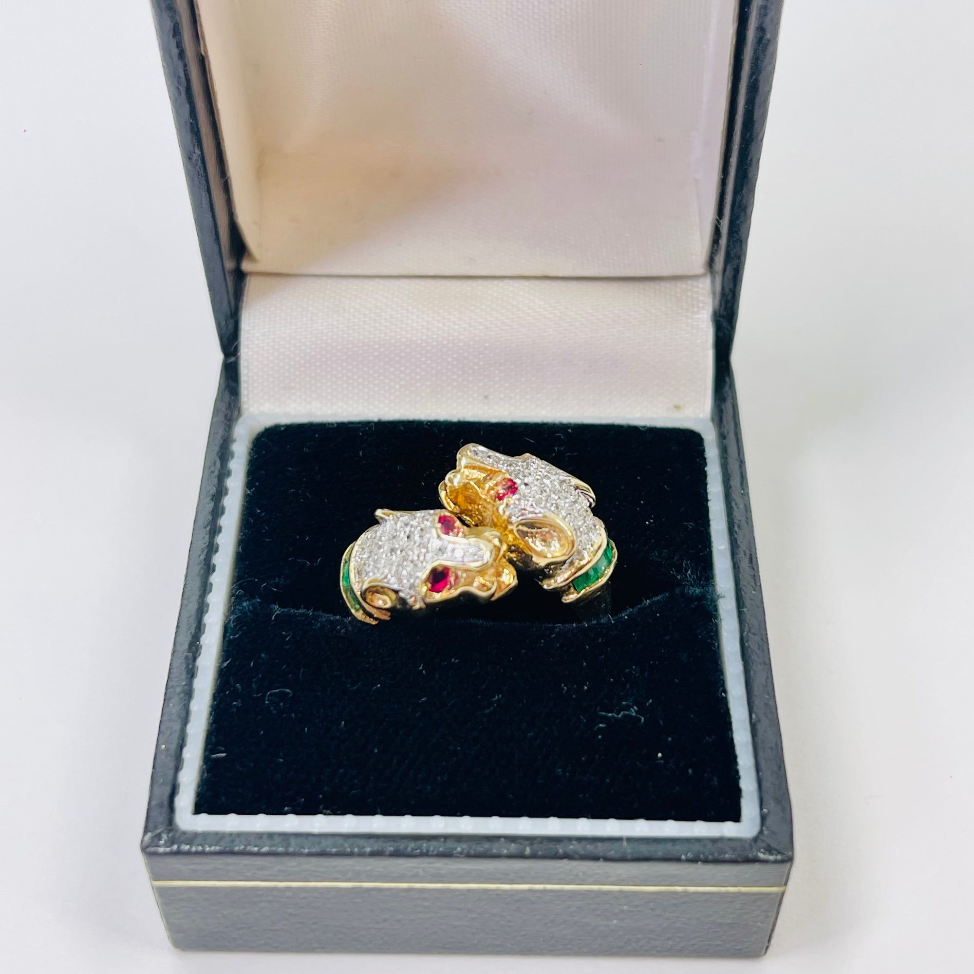 1950s 14K YELLOW GOLD DIAMOND EMERALD DOUBLE PANTHER HEADS RING WITH RUBY EYES