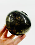 VINTAGE ISLE OF WIGHT BLACK GOLD FOIL MINI ART GLASS VASE