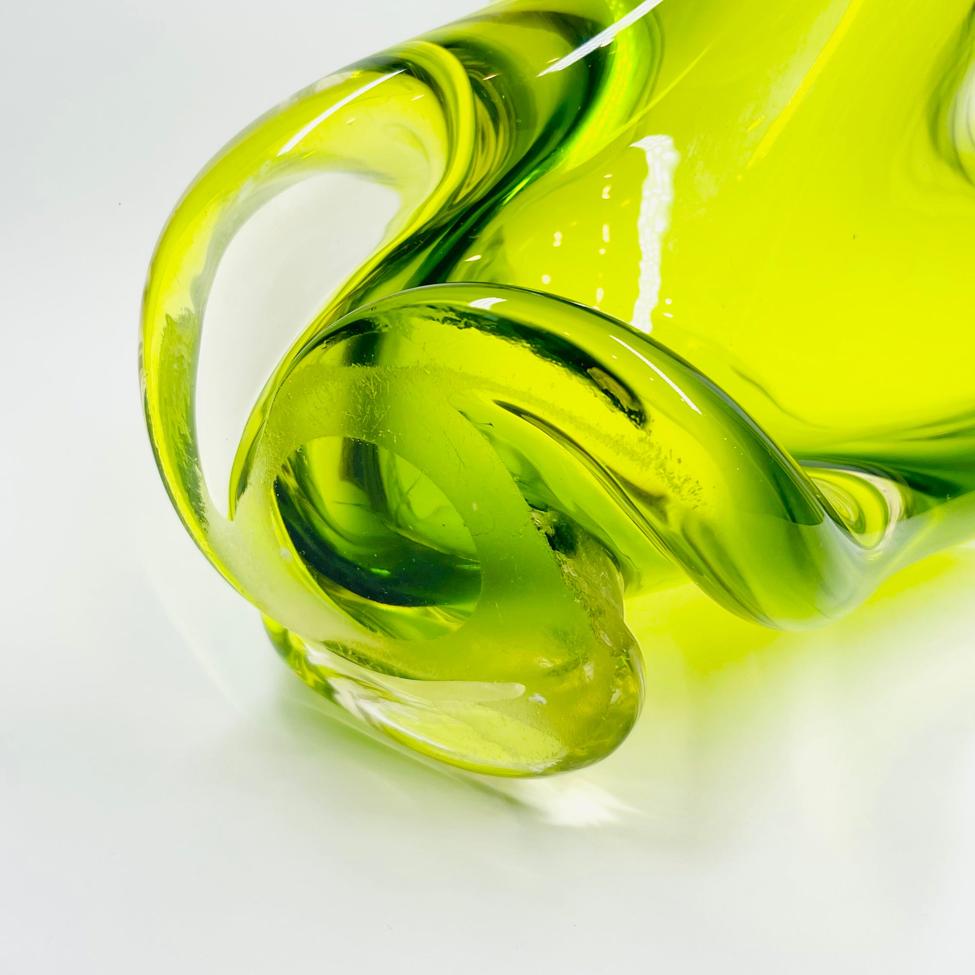 1970s JAPANESE GREEN SOMMERSO GLASS HANDKERCHIEF VASE/BOWL