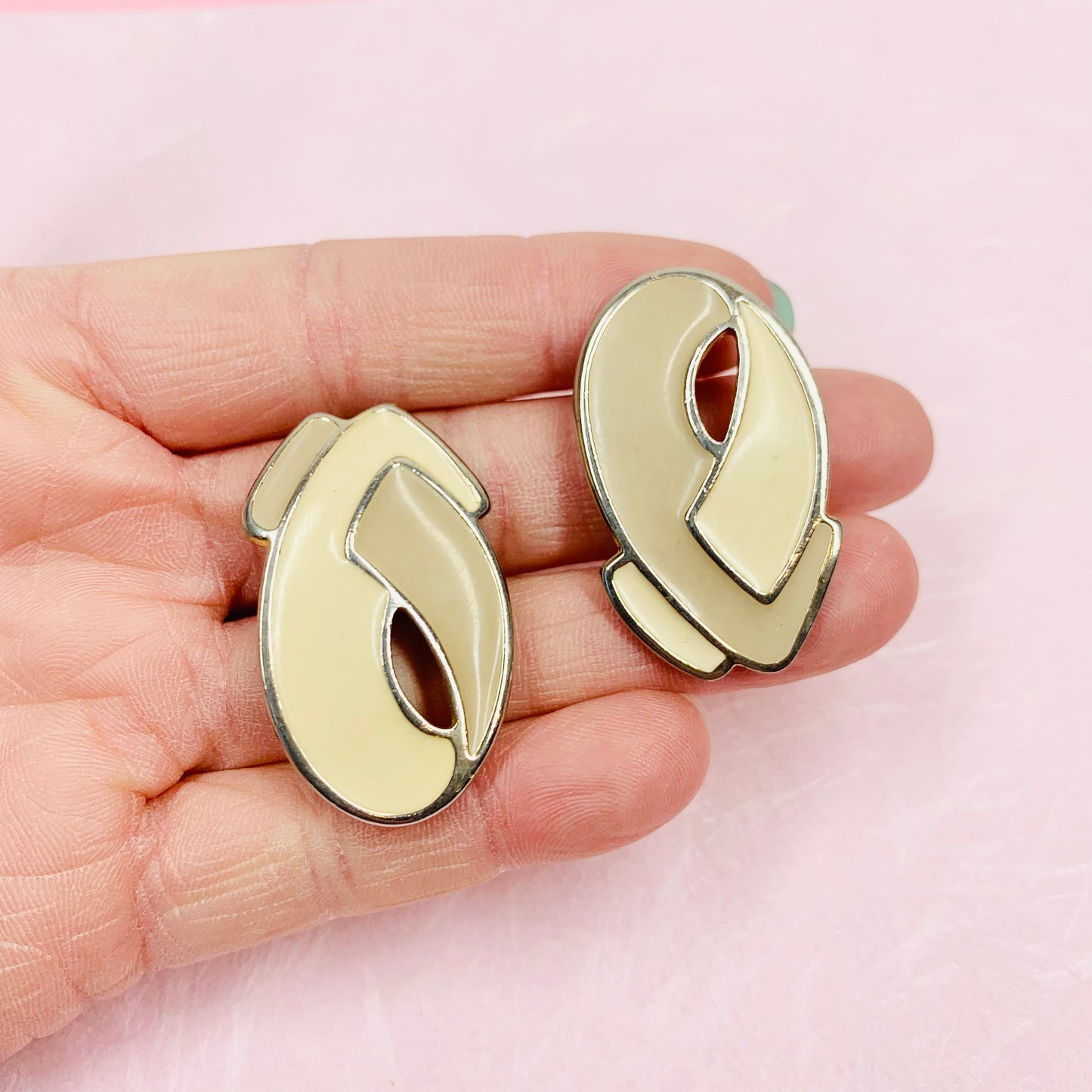 70s BEIGE ENAMEL EARRINGS