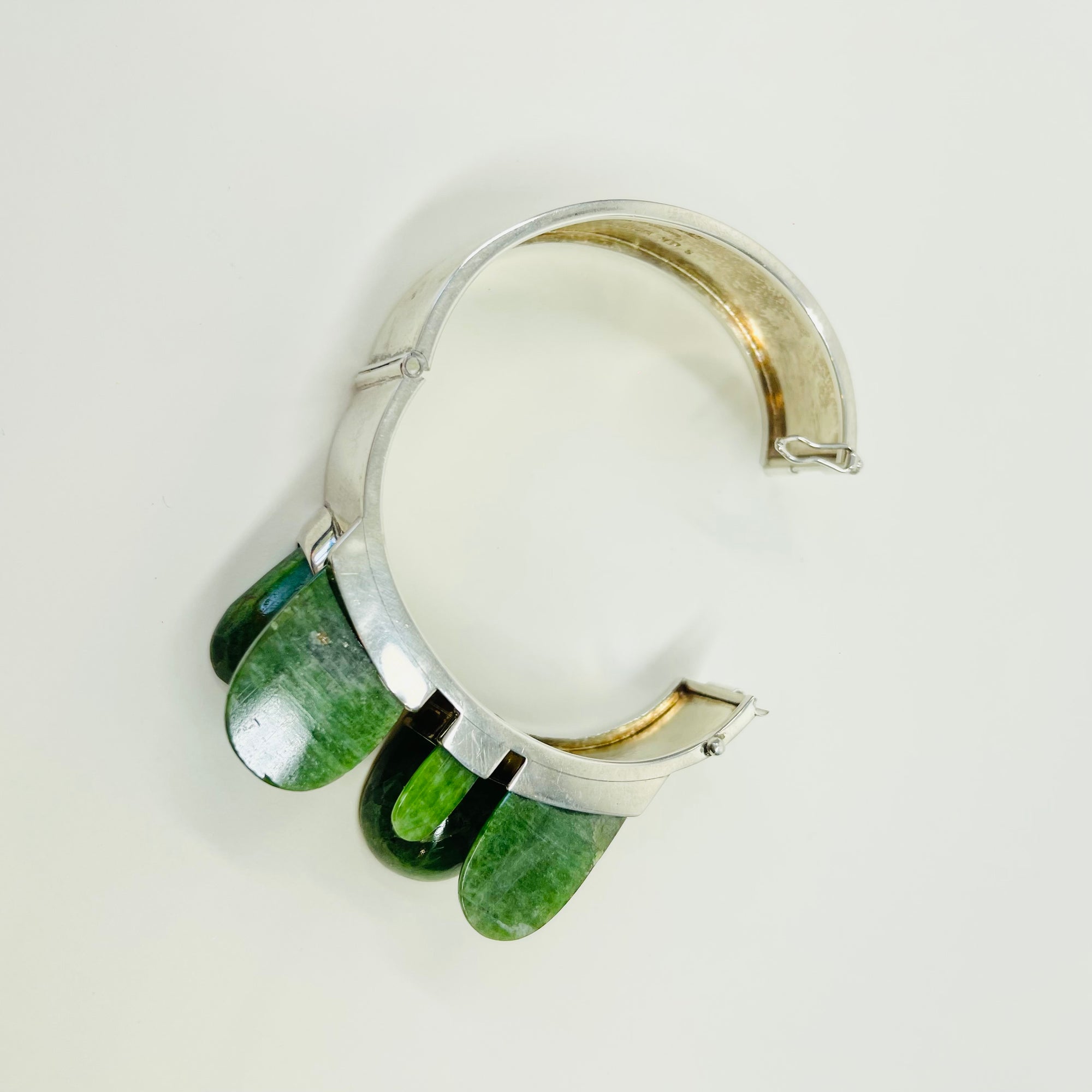 SIGNED 1974 STERLING SILVER NEPHRITE BANGLE BY FINNISH MASTER TAISTO PALONEN