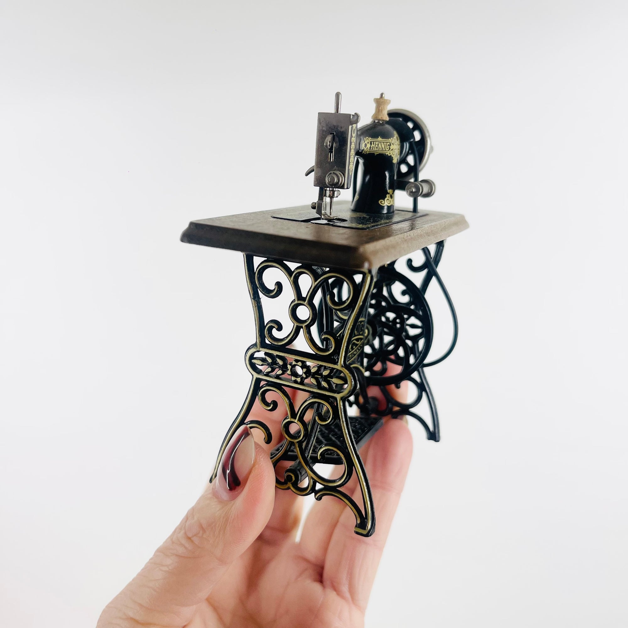 VINTAGE MINIATURE SEWING MACHINE &amp; MANNEQUIN