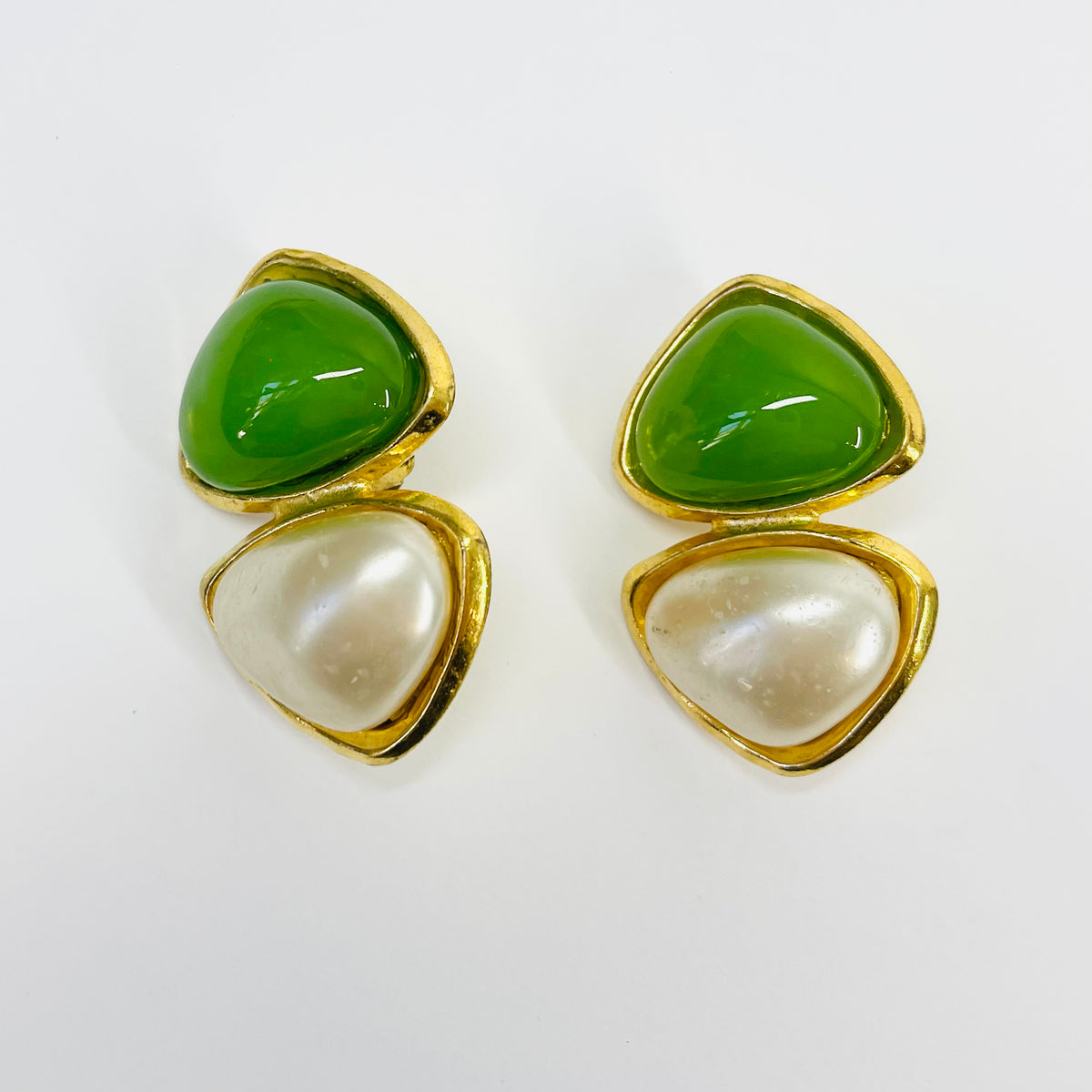1980s RUNWAY CHANEL GRIPOIX GREEN GLASS MABE PEARL STATEMENT CLIP ON EARRINGS