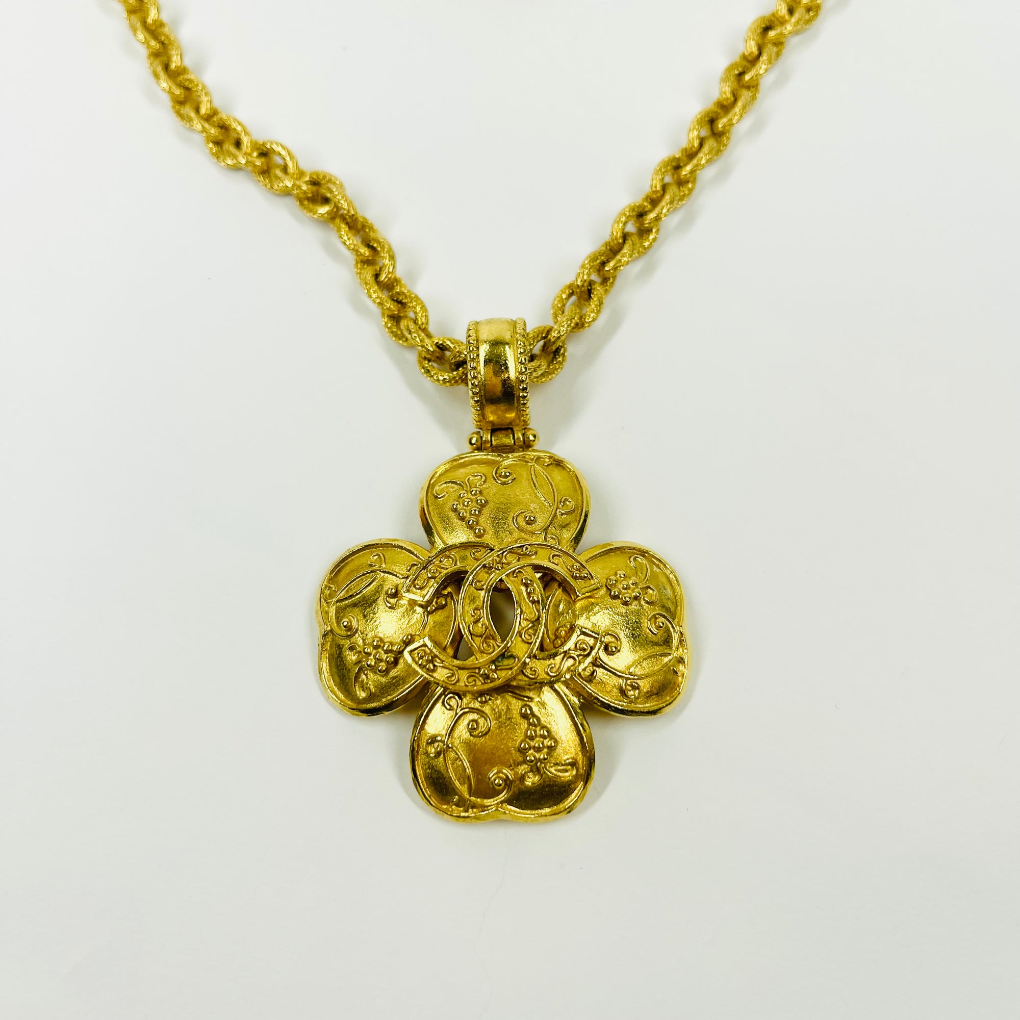 1996 CHANEL FILIGREE CROSS LOGO MEDALLION PENDANT NECKLACE WITH FANCY LINKS