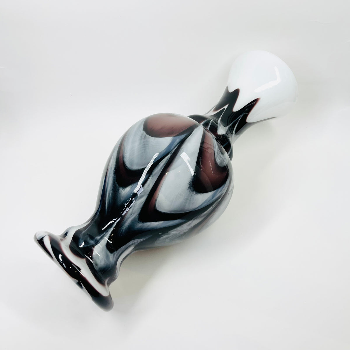 LARGE 1960s ITALIAN EMPOLI CASED WHITE GLASS VASE WITH BLACK AMETHYST SWIRLS