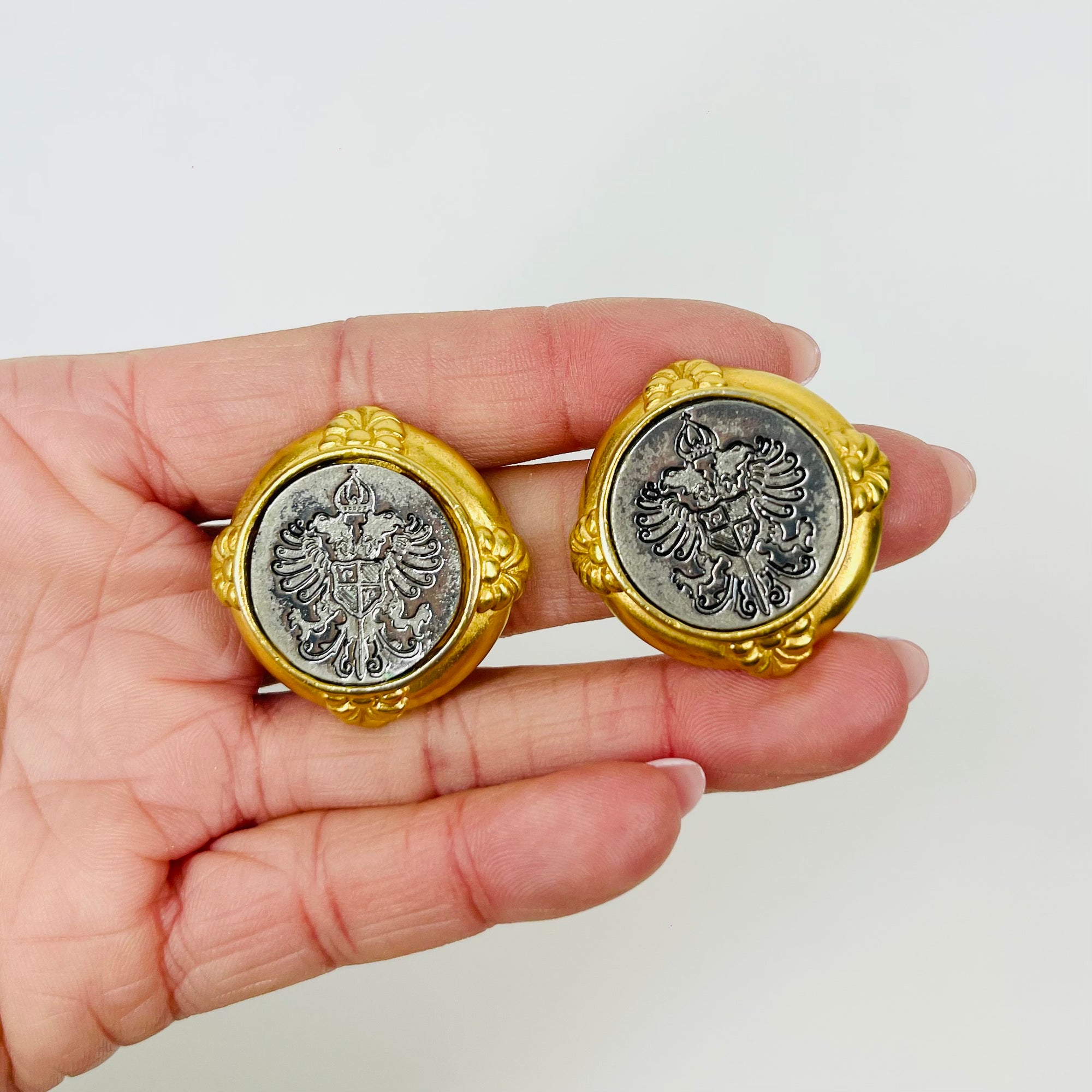 1950s CINER GOLD PLATED ESTRUCAN/FAMILY CREST STYLE CLIP ON EARRINGS