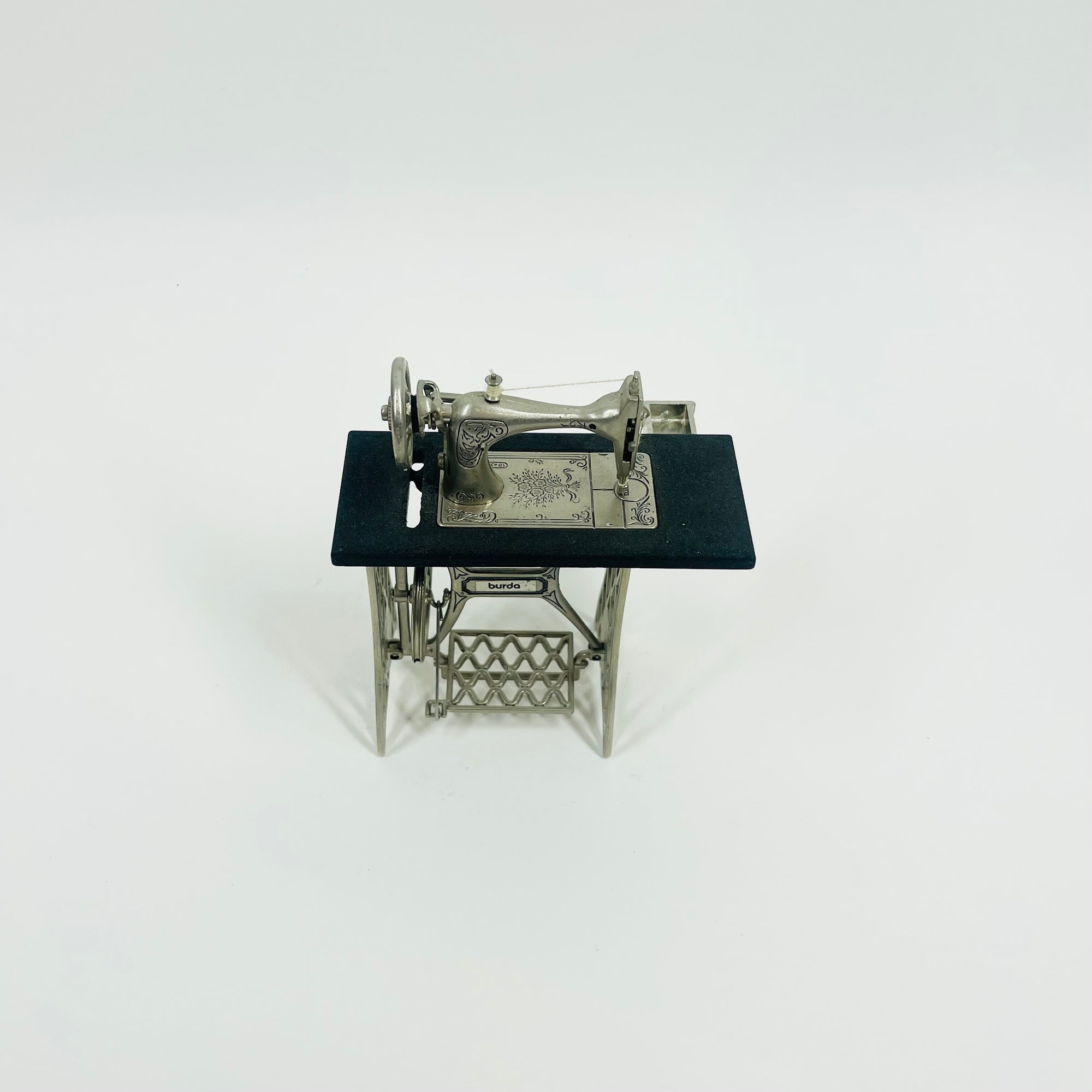 VINTAGE MINIATURE SEWING MACHINE