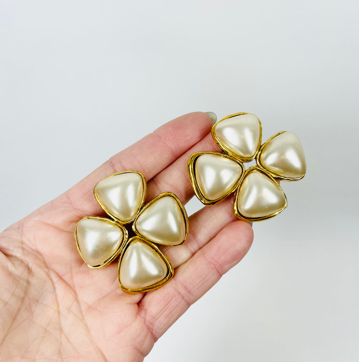 1996 CHANEL CC LOGO CLOVER MABE PEARL CLIP ON EARRINGS