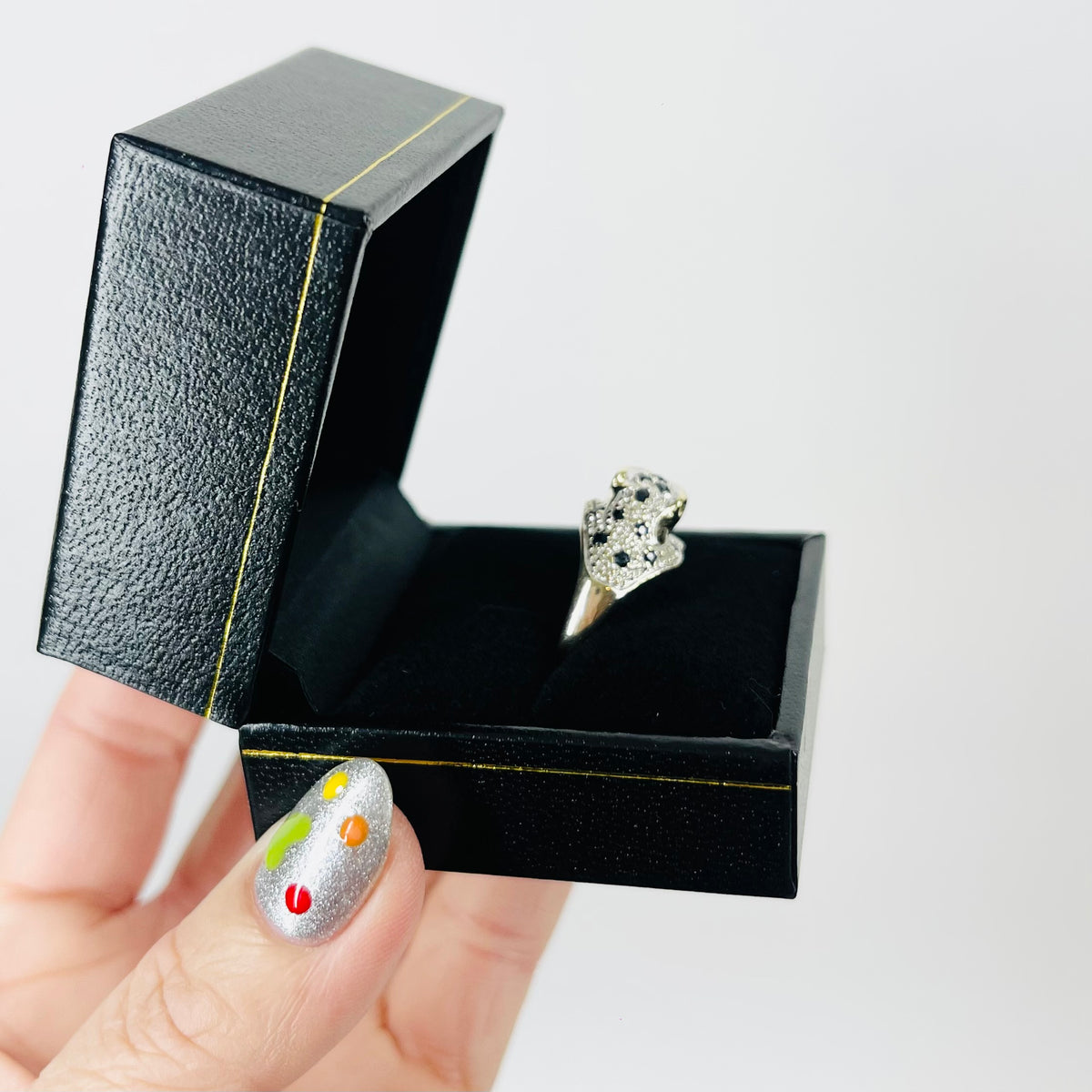 1950s 9K MIXED 14K WHITE YELLOW GOLD DIAMOND SAPPHIRE SNOW LEOPARD RING (M)