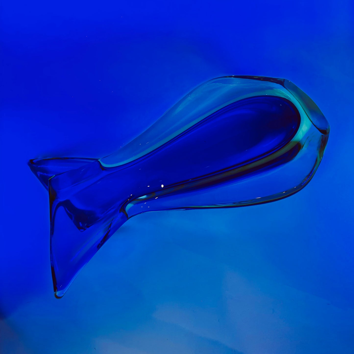 X-LARGE 1940s URANIUM MURANO BLUE SOMMERSO GLASS FISHTAIL VASE