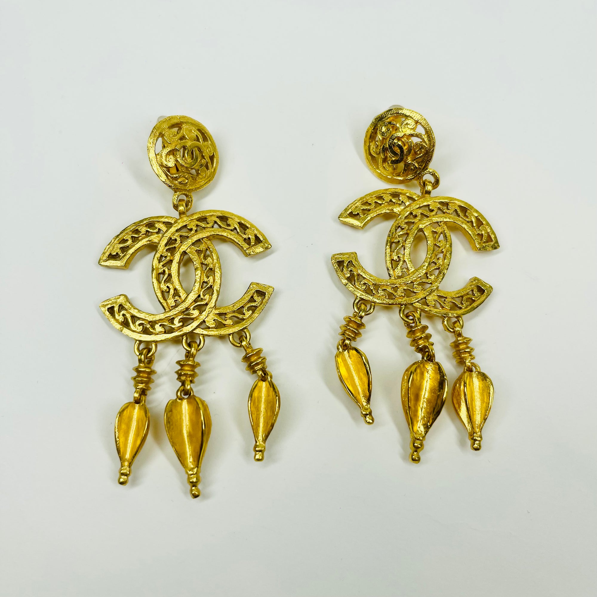 1980s CHANEL LARGE ARABESQUE TASSEL CC FILIGREE LOGO DROP CLIP ON EARRINGS