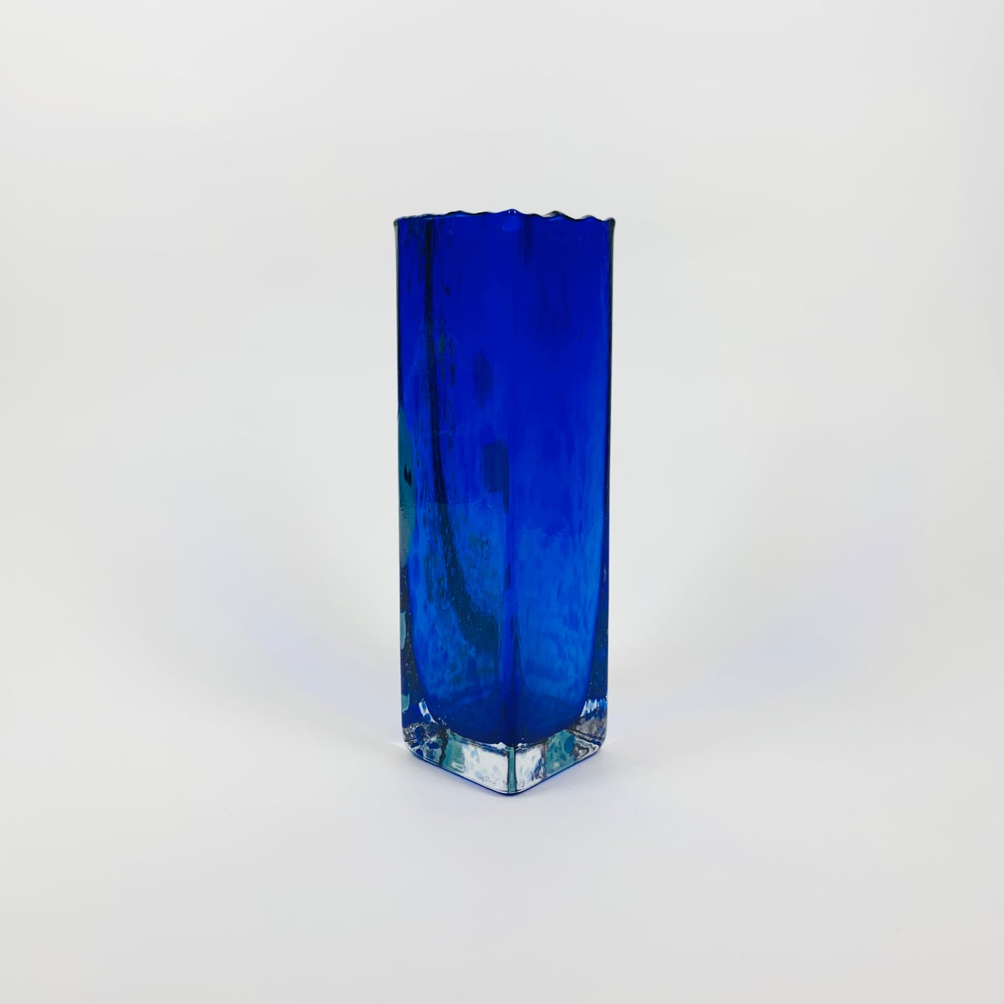 90s MOUTH BLOWN COBALT BLUE ART GLASS POSY VASE