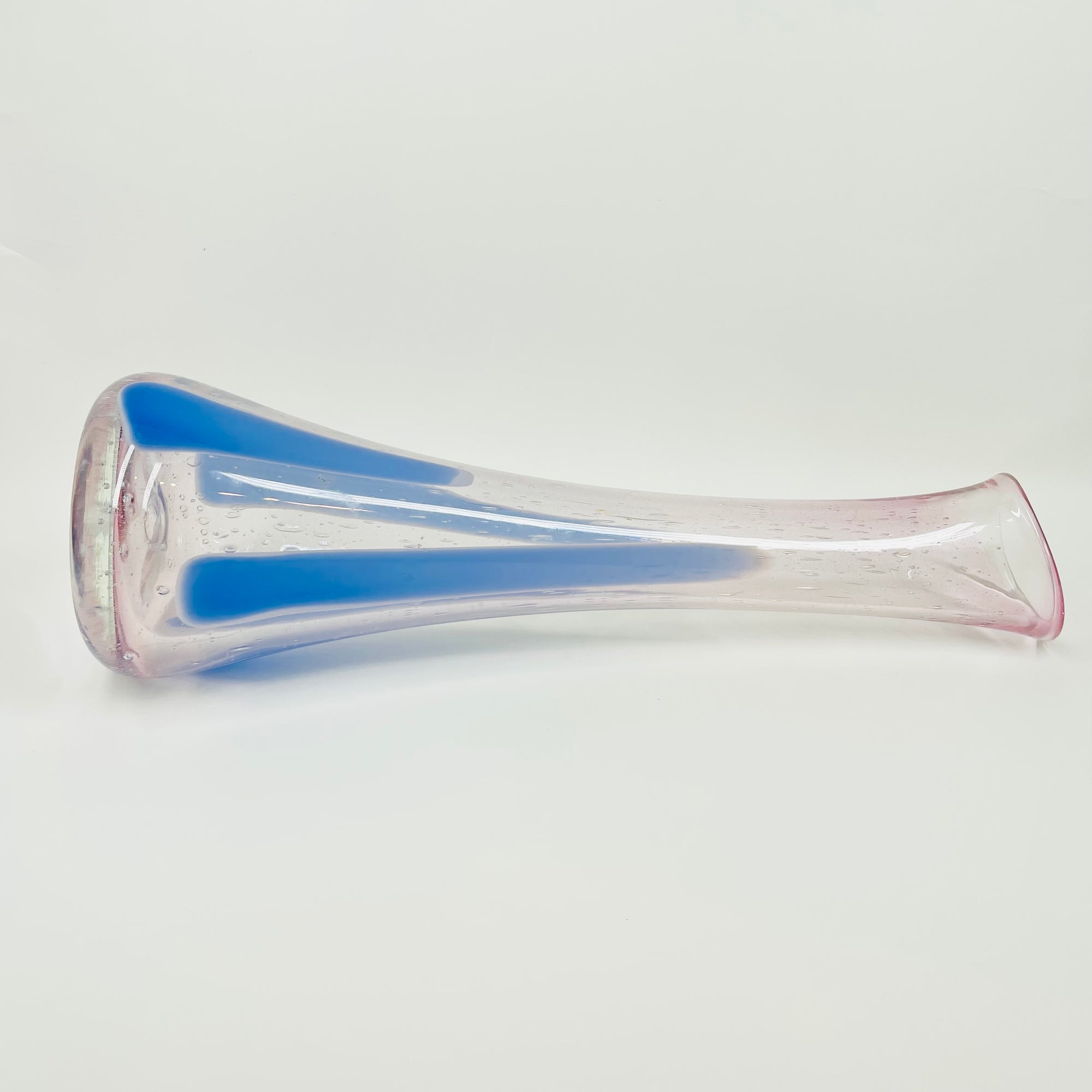 1980s AUSTRALIAN MOUTH BLOWN PINK BLUE ABSTRACT ART GLASS SWUNG VASE BY STEPHEN MORRIS