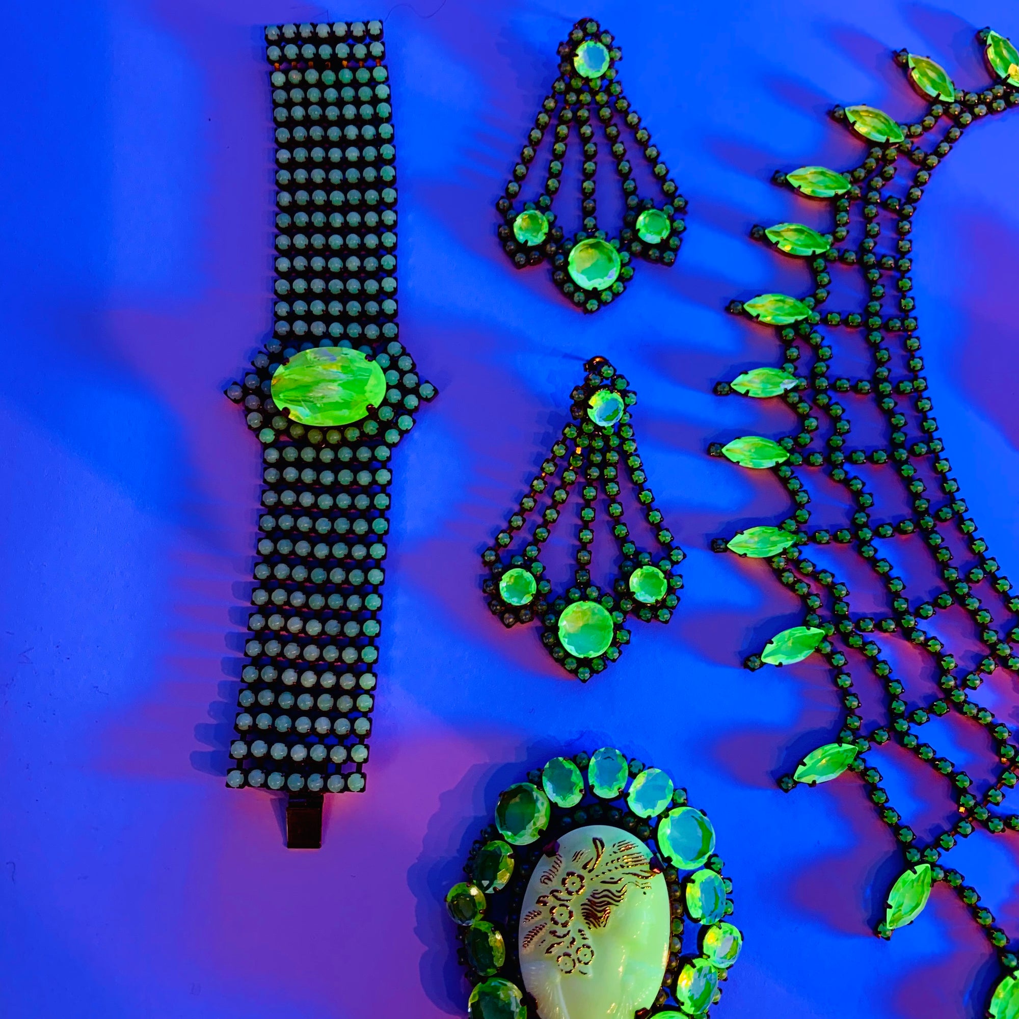 VICTORIAN STYLE URANIUM GLASS BRACELET