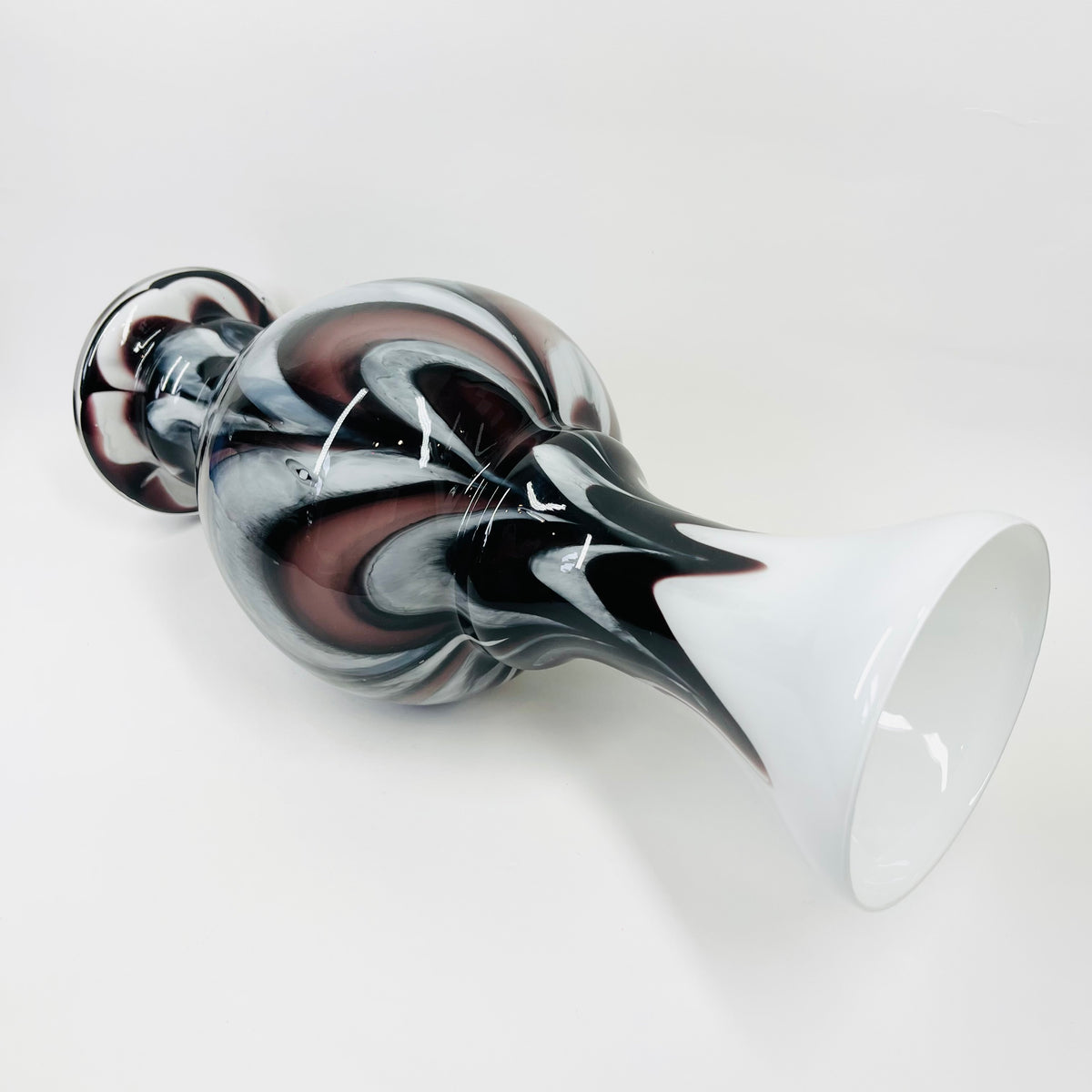 LARGE 1960s ITALIAN EMPOLI CASED WHITE GLASS VASE WITH BLACK AMETHYST SWIRLS