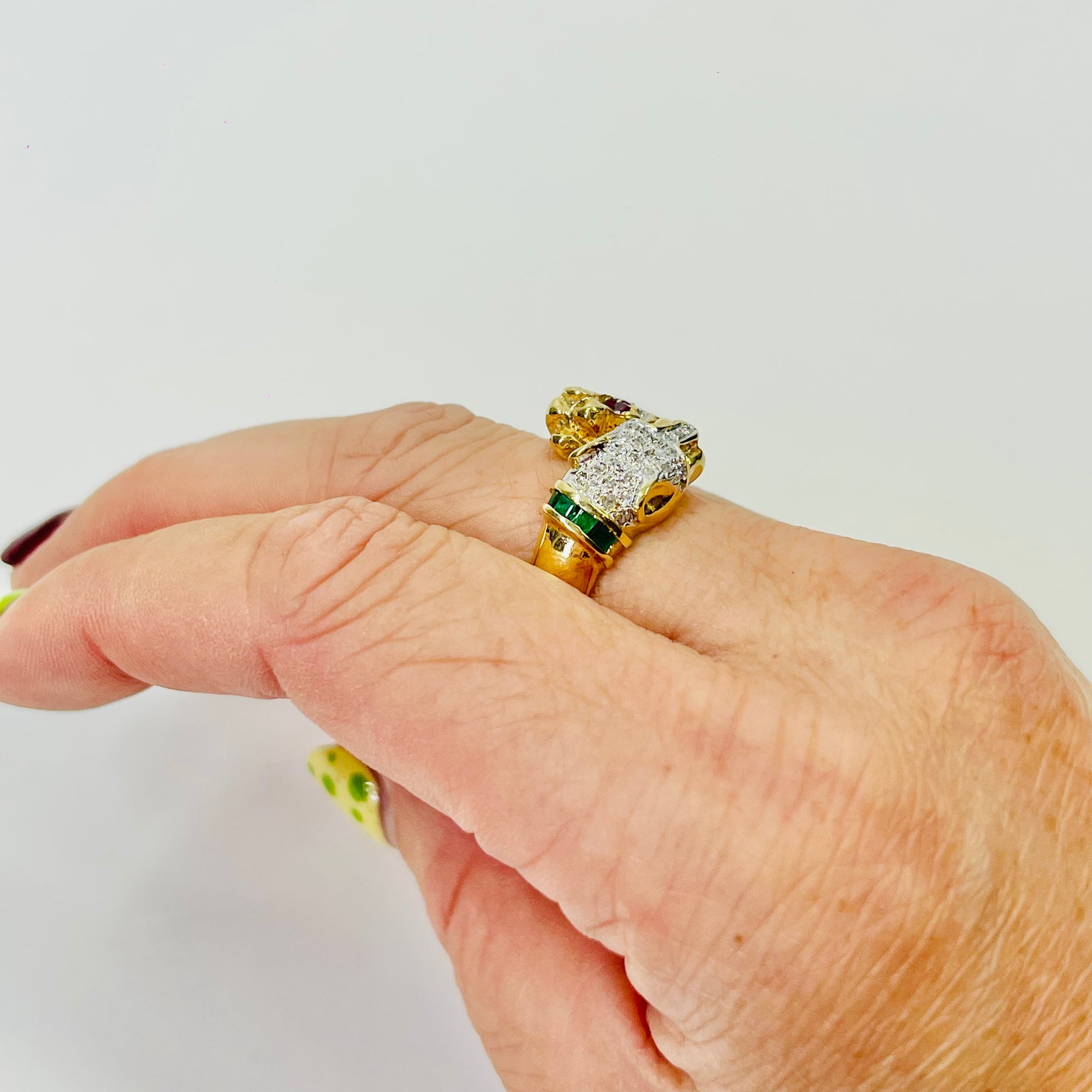 1950s 14K YELLOW GOLD DIAMOND EMERALD DOUBLE PANTHER HEADS RING WITH RUBY EYES
