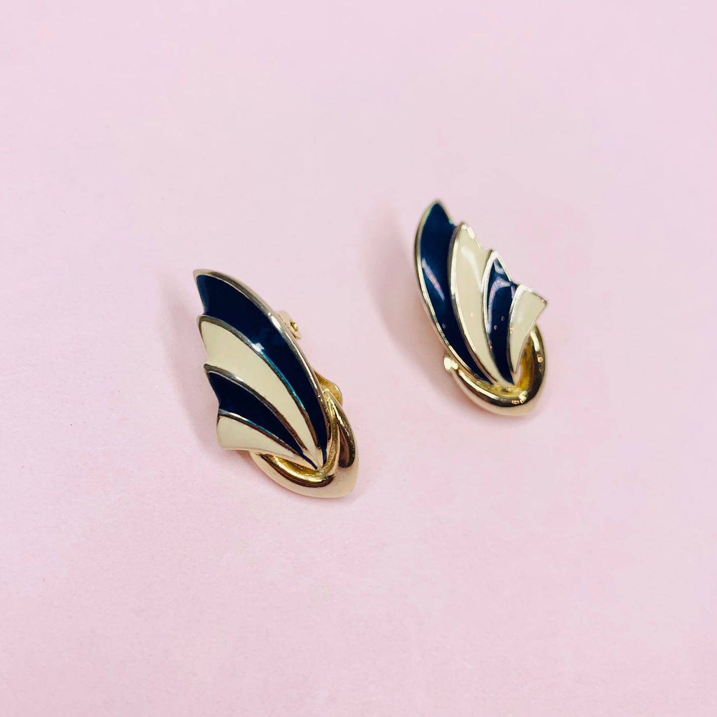 60s BARCS NAVY WHITE WING RIBBON ENAMEL BUTTON EARRINGS