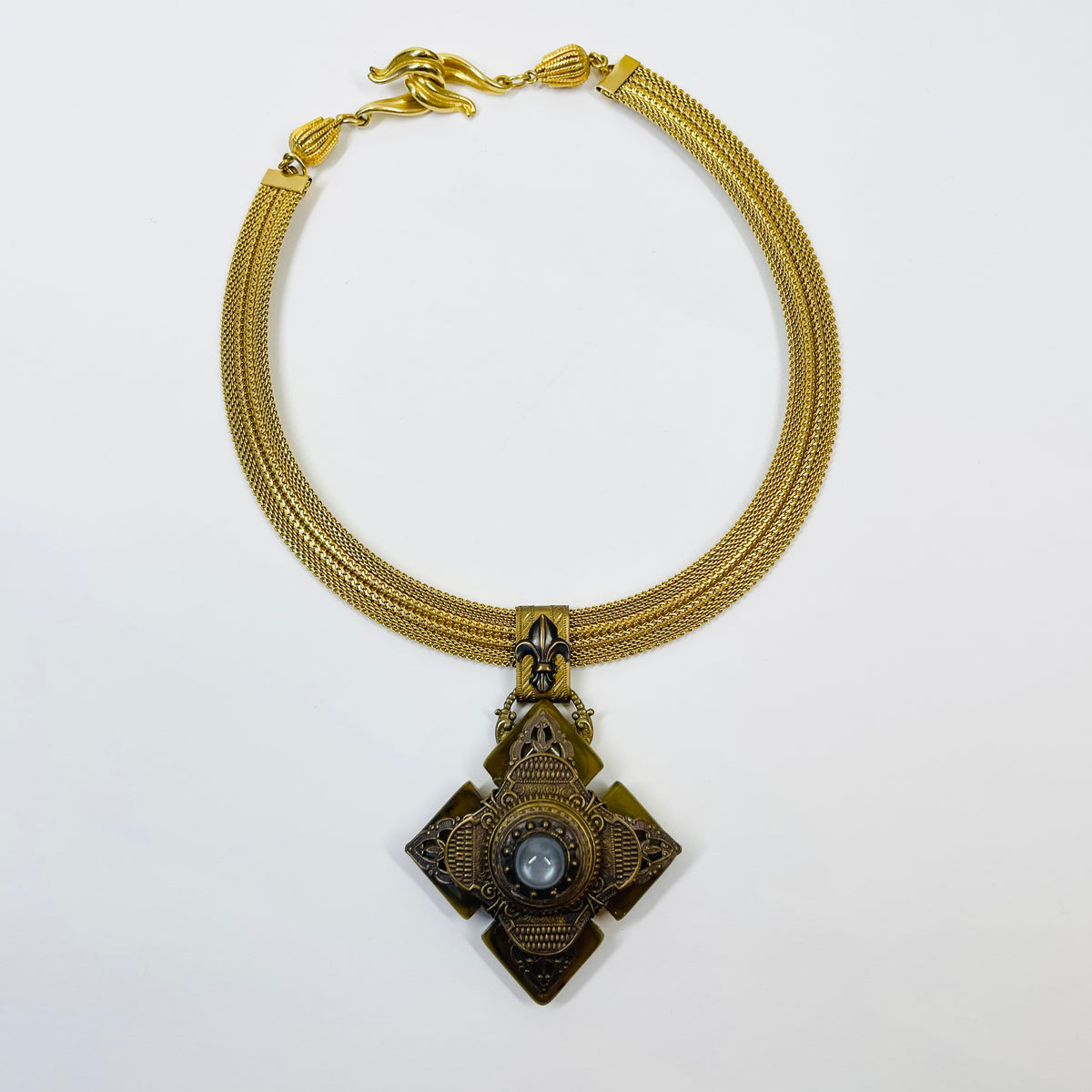 1960s MESH NECKLACE WITH FLEUR DE LIS AGATE PENDANT