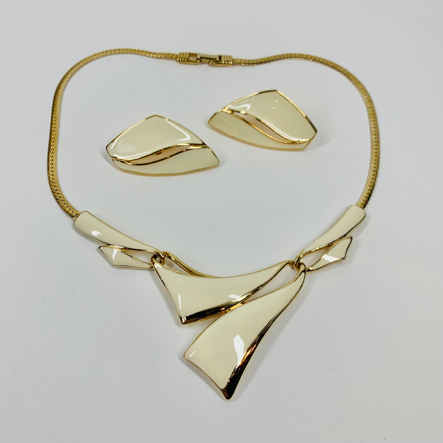 80s BARCS WHITE ENAMEL KNOT NECKLACE SUITE