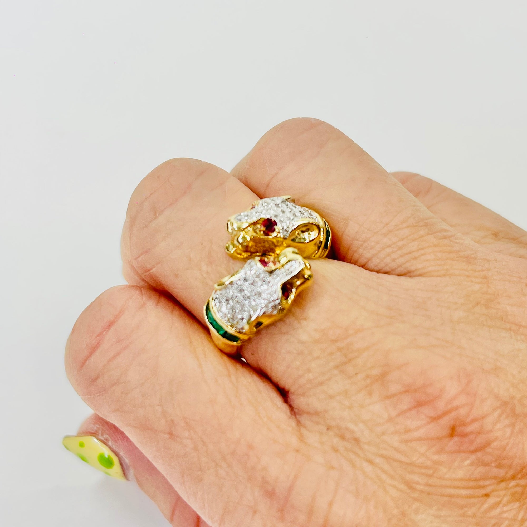 1950s 14K YELLOW GOLD DIAMOND EMERALD DOUBLE PANTHER HEADS RING WITH RUBY EYES