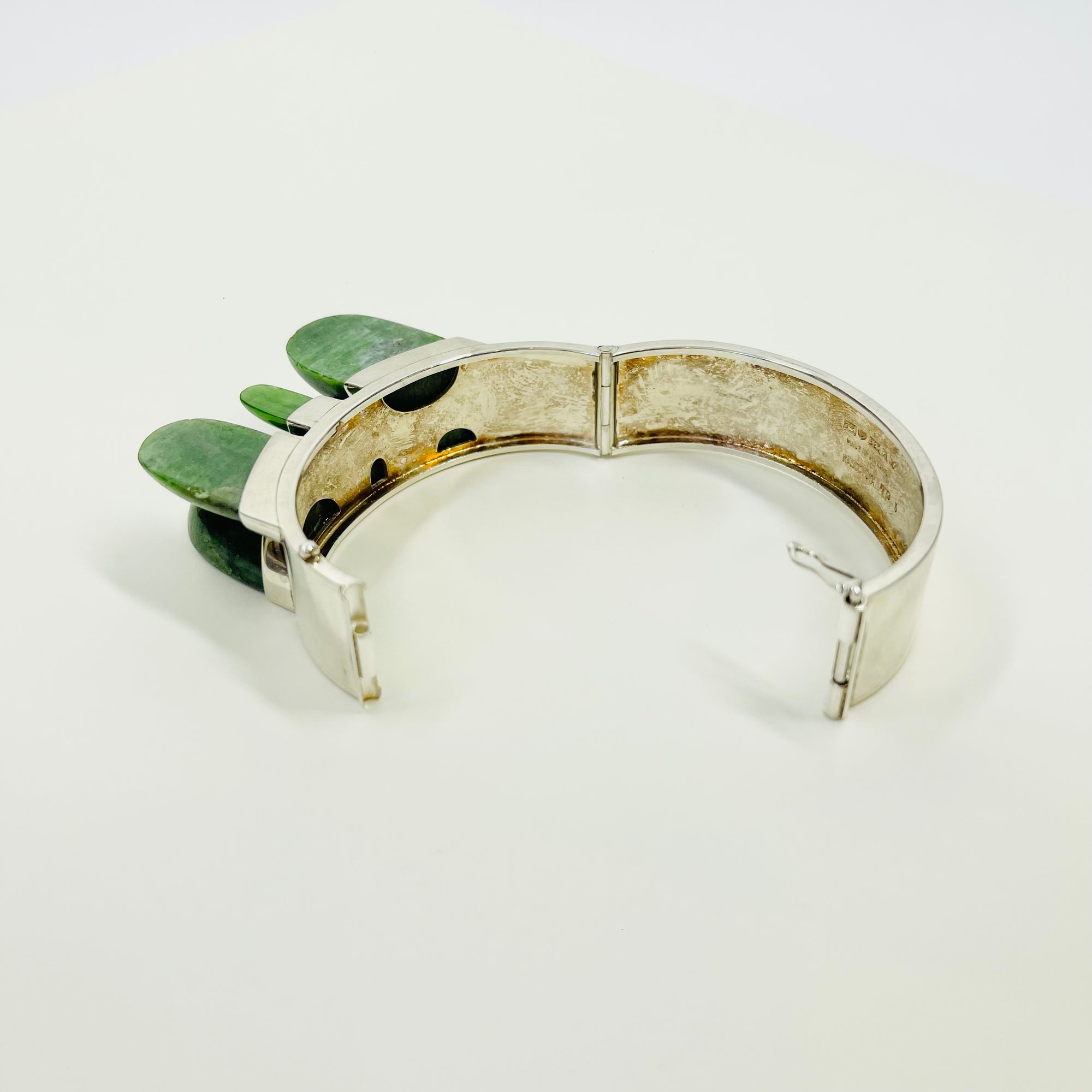 SIGNED 1974 STERLING SILVER NEPHRITE BANGLE BY FINNISH MASTER TAISTO PALONEN