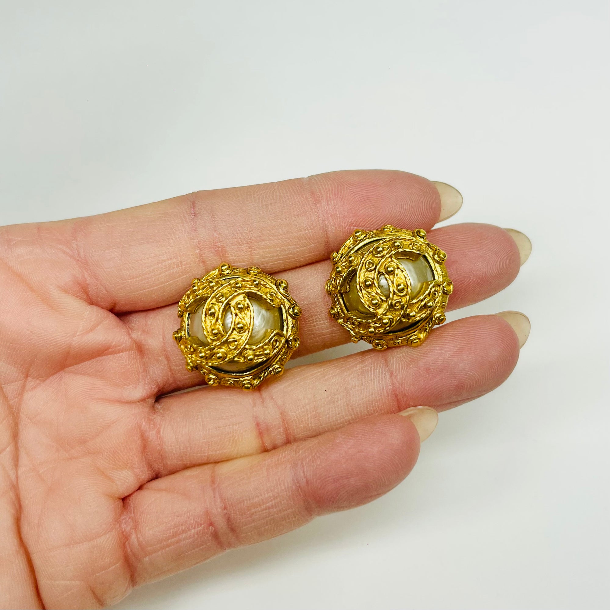 1994 CHANEL CC LOGO FILIGREE PEARL BUTTON CLIP ON EARRINGS