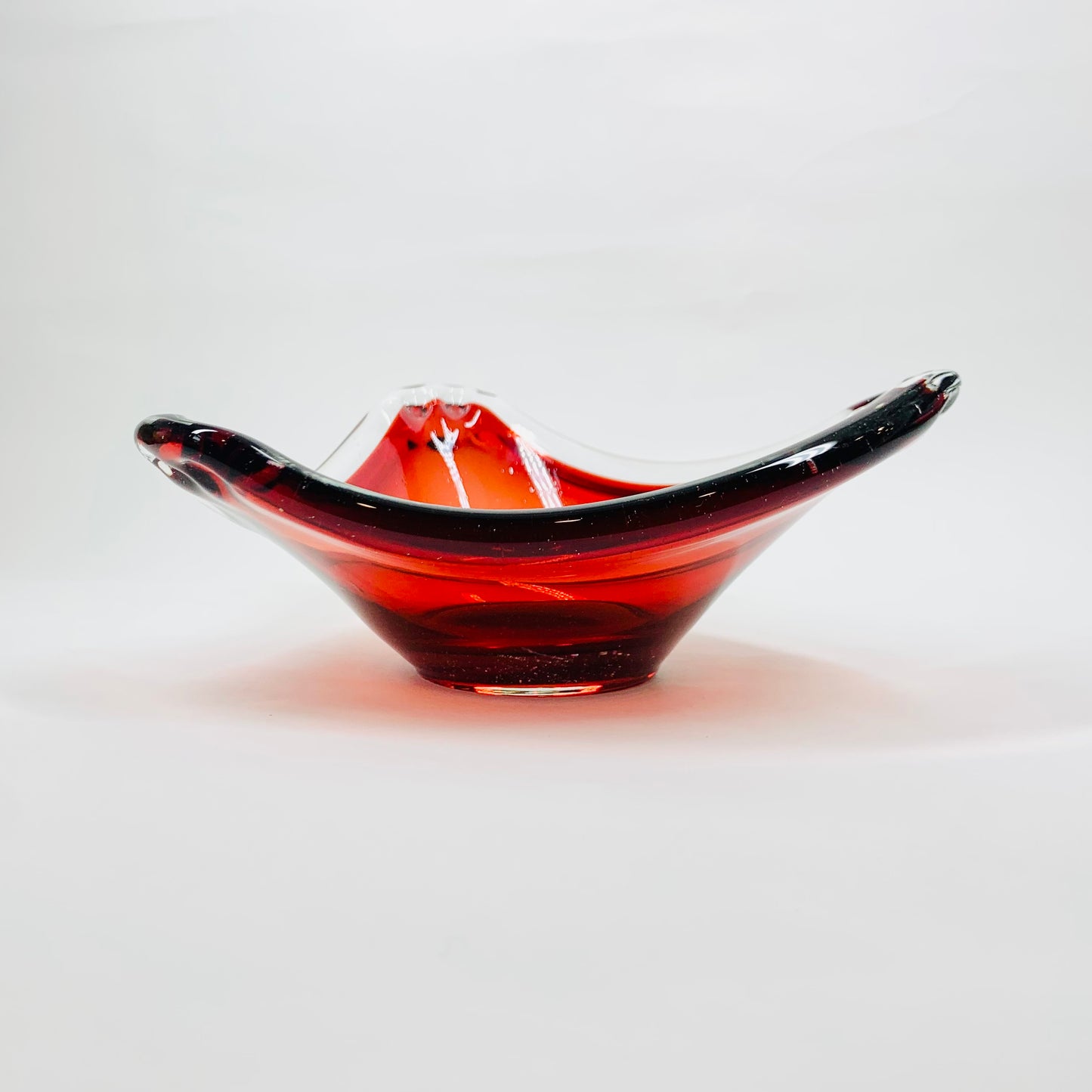 PINCHED RED GLASS PLATE