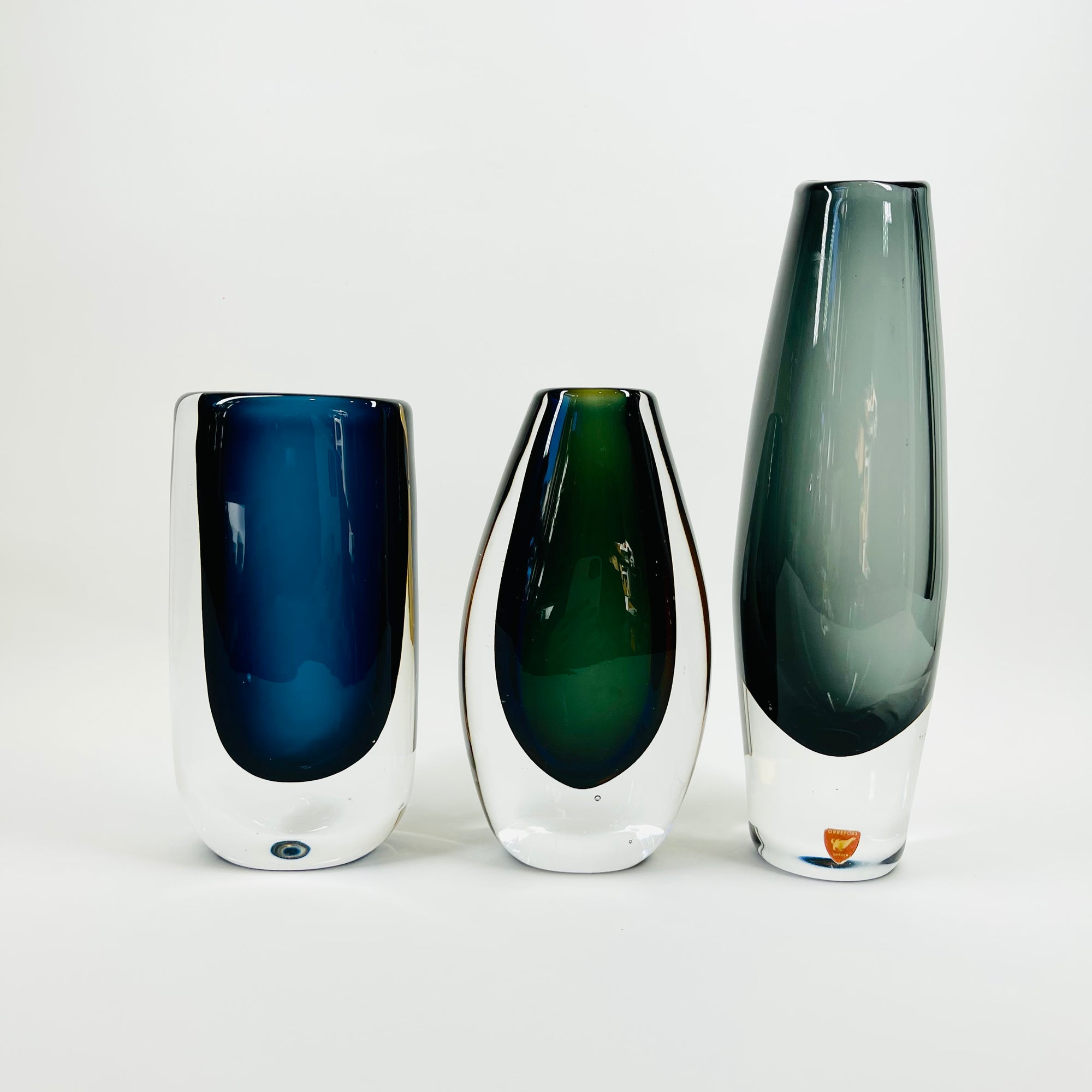 1950s NAVY BLUE SOMMERSO GLASS POSY VASE BY NILS LANDBERG FOR ORREFORS