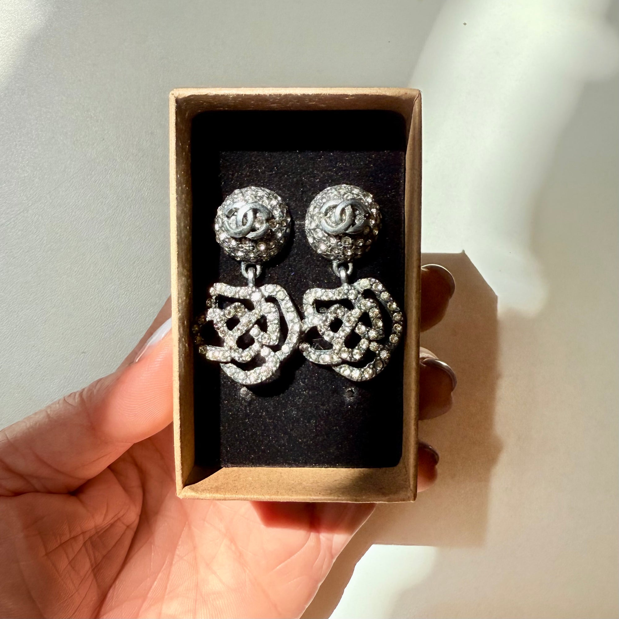2000 Y2K CHANEL CC LOGO CAMELLIA RHINESTONES DROP PIERCED EARRINGS